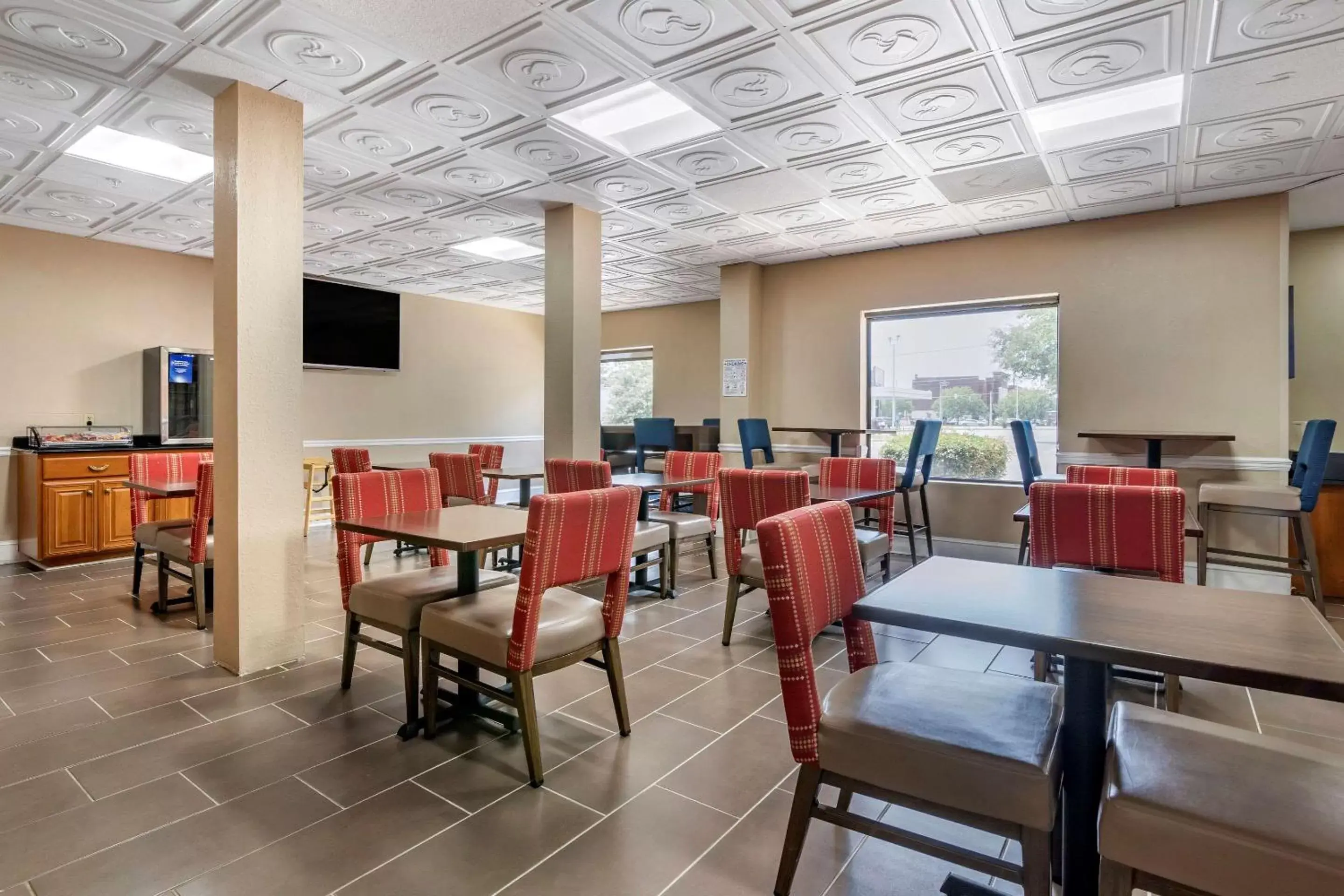 Restaurant/Places to Eat in Comfort Inn & Suites Statesboro - University Area