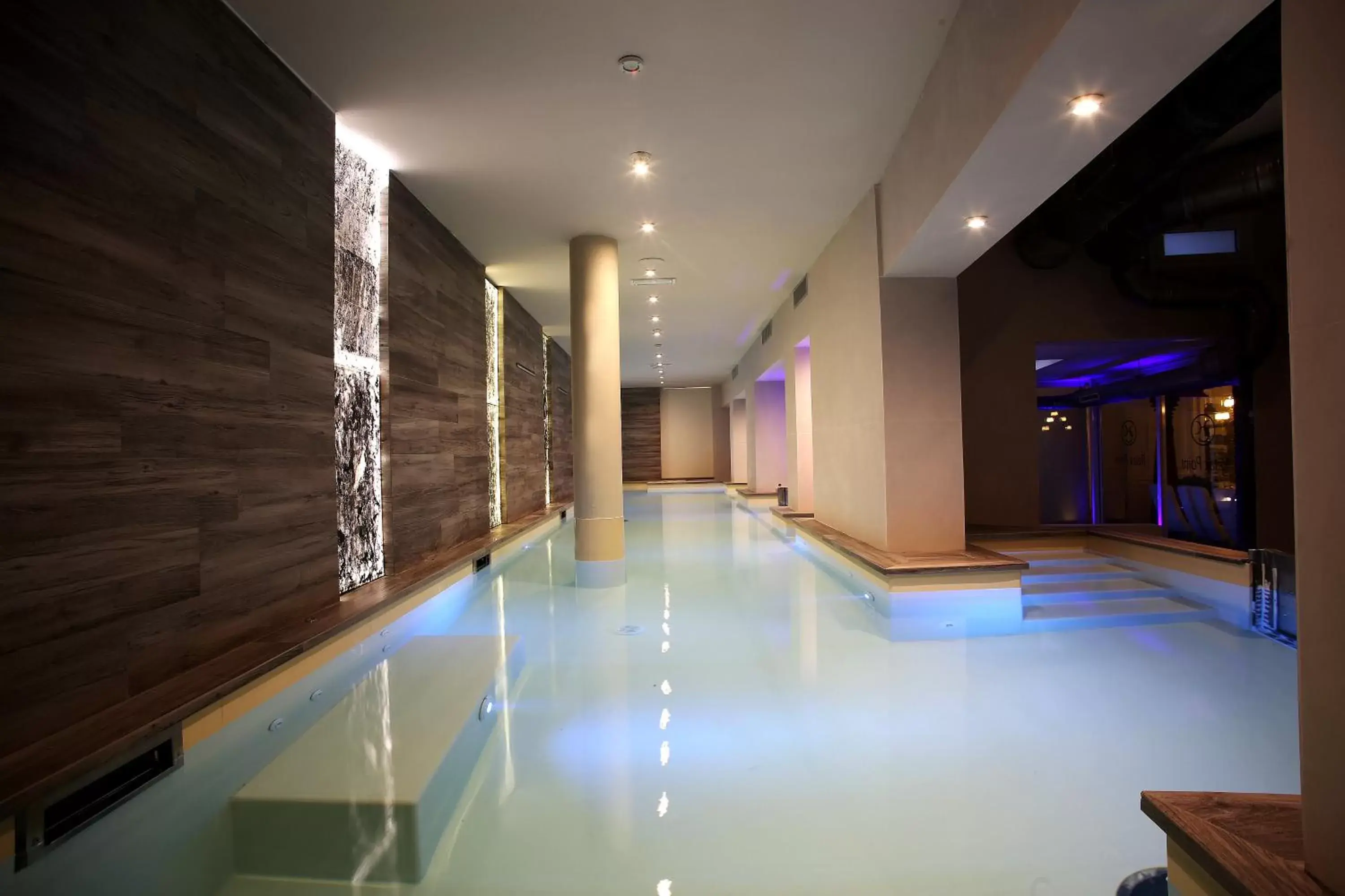 Hot Spring Bath, Swimming Pool in Hotel Columbia Wellness & Spa