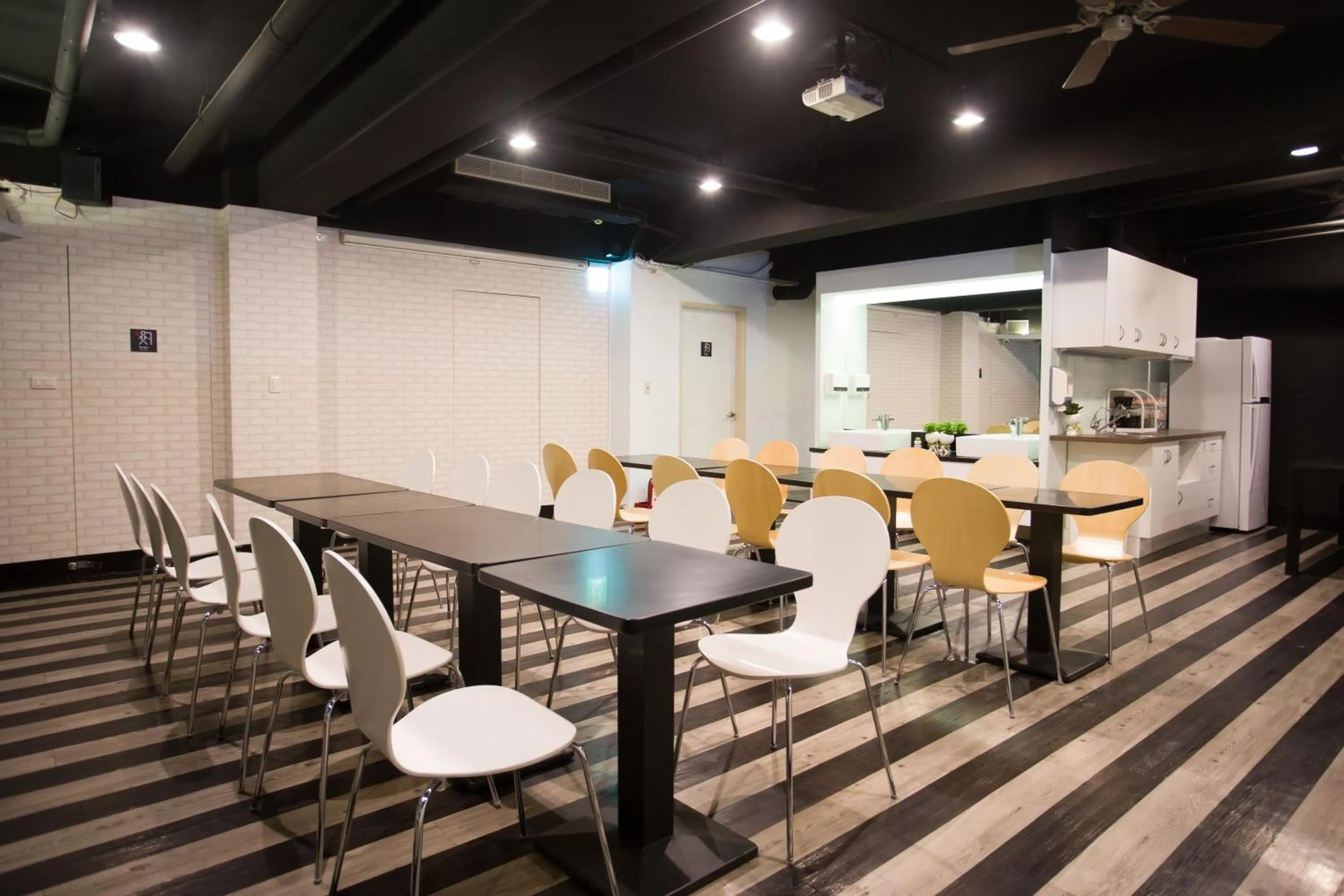 Restaurant/places to eat in Fun Inn Taipei Hostel