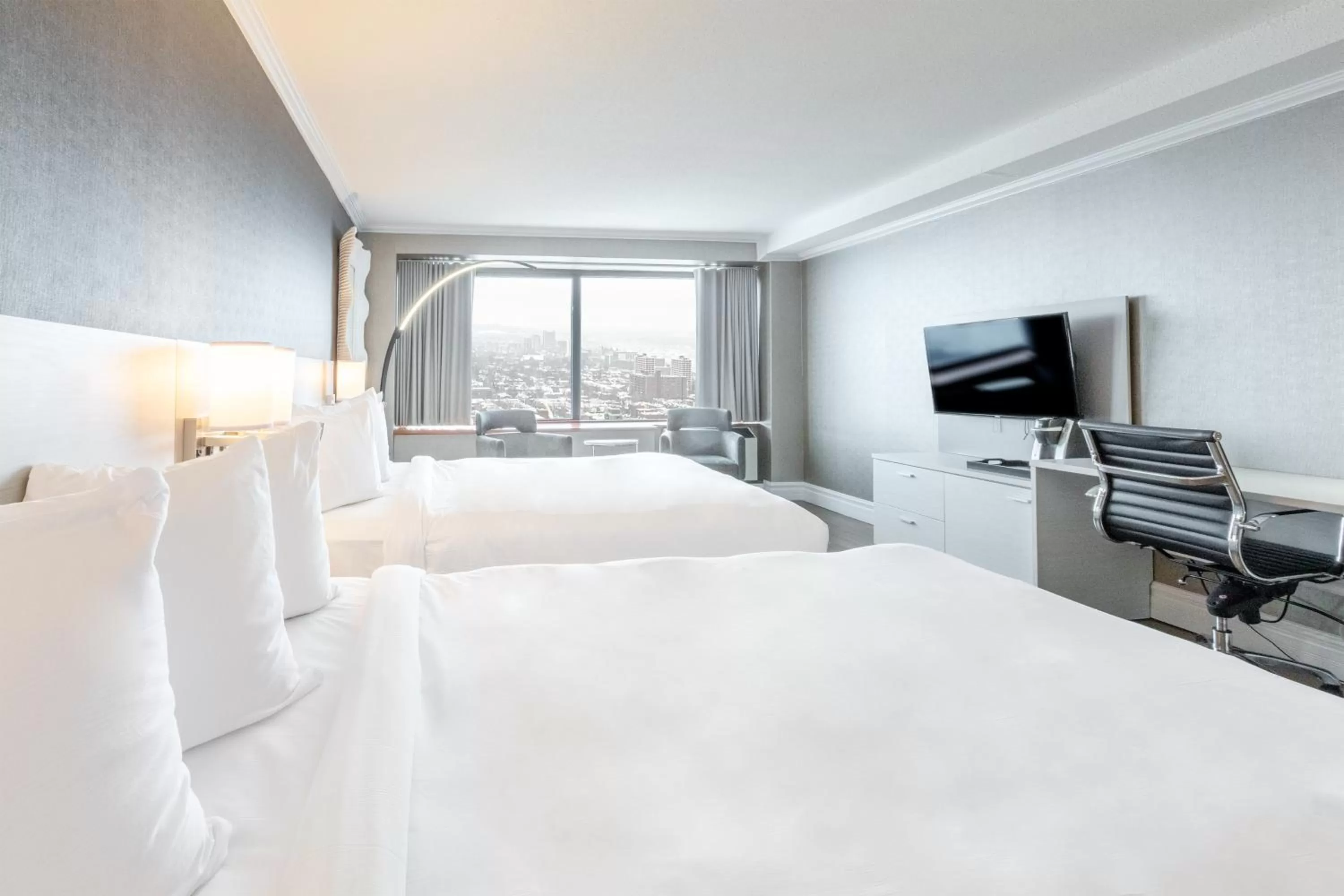 Bedroom, Bed in Hôtel Le Concorde Québec