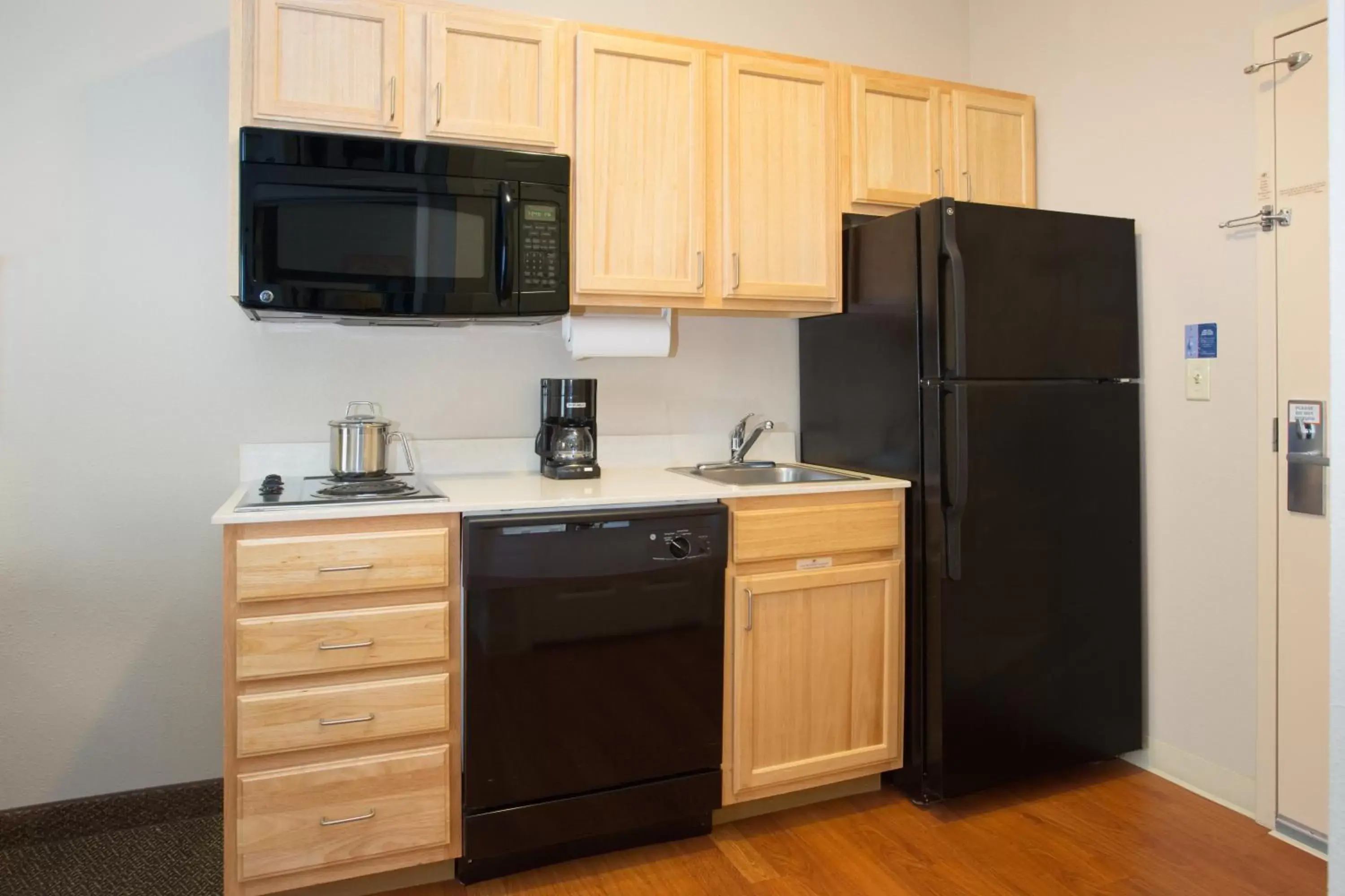 Photo of the whole room, Kitchen/Kitchenette in Candlewood Suites - Peoria at Grand Prairie, an IHG Hotel