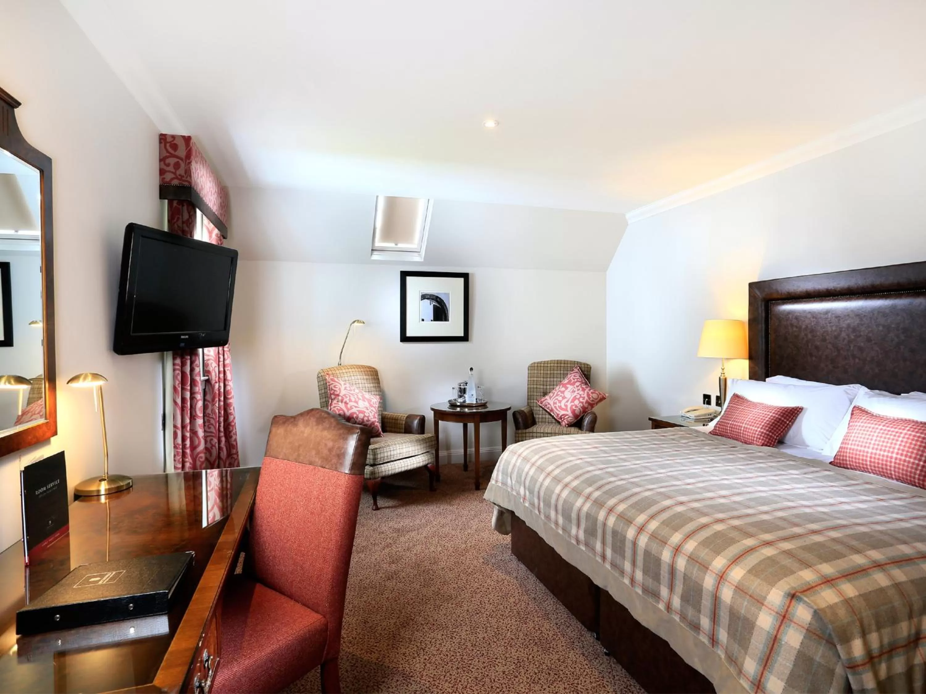 Bedroom, Bed in Macdonald Houstoun House