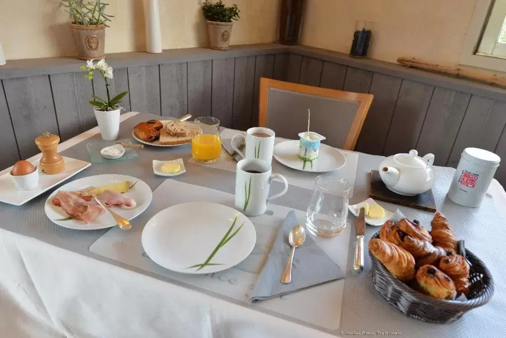 Continental breakfast in Logis Le Gavrinis