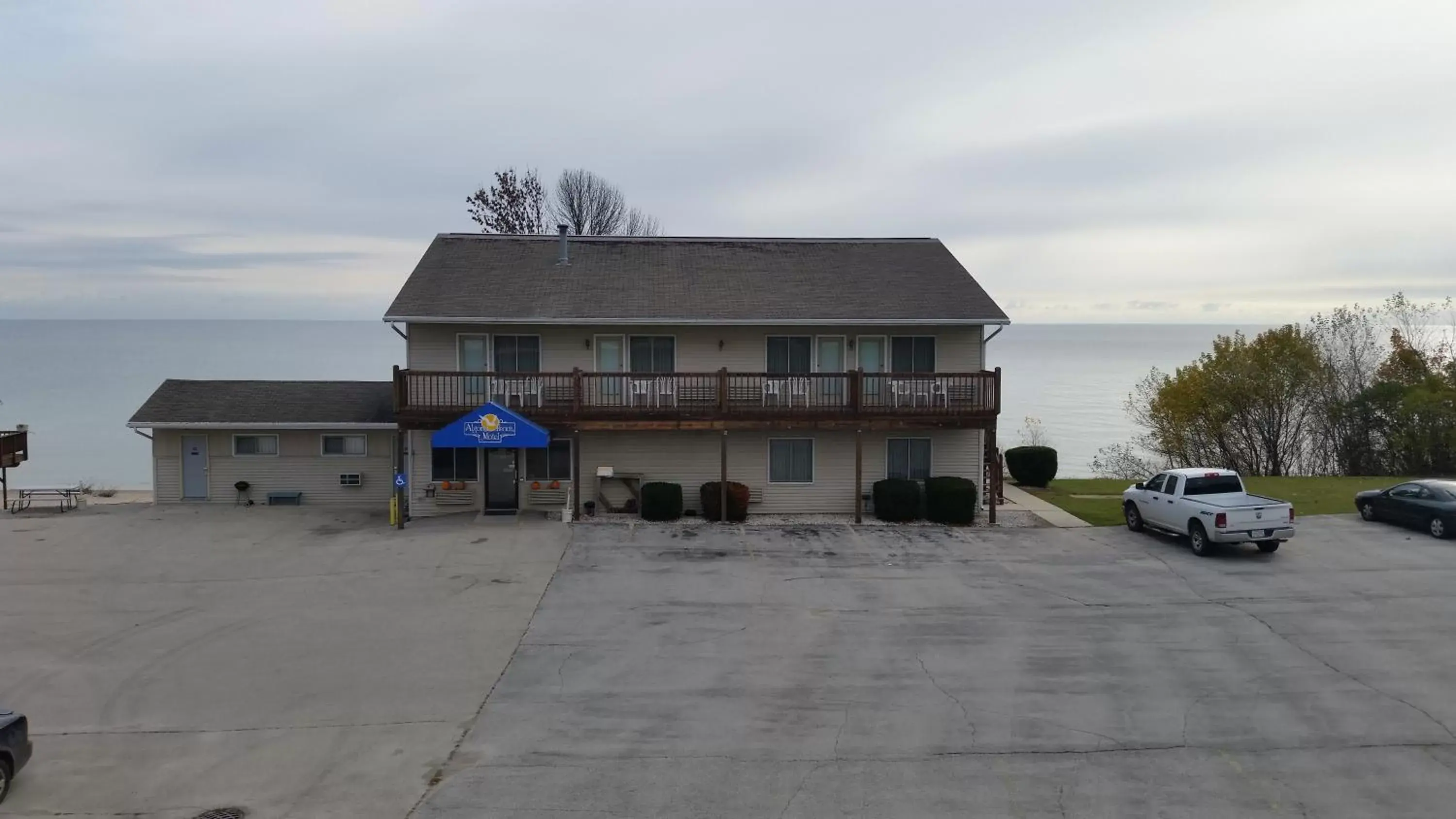 Facade/entrance in Algoma Beach Motel Facade/entrance in Algoma Beach Motel