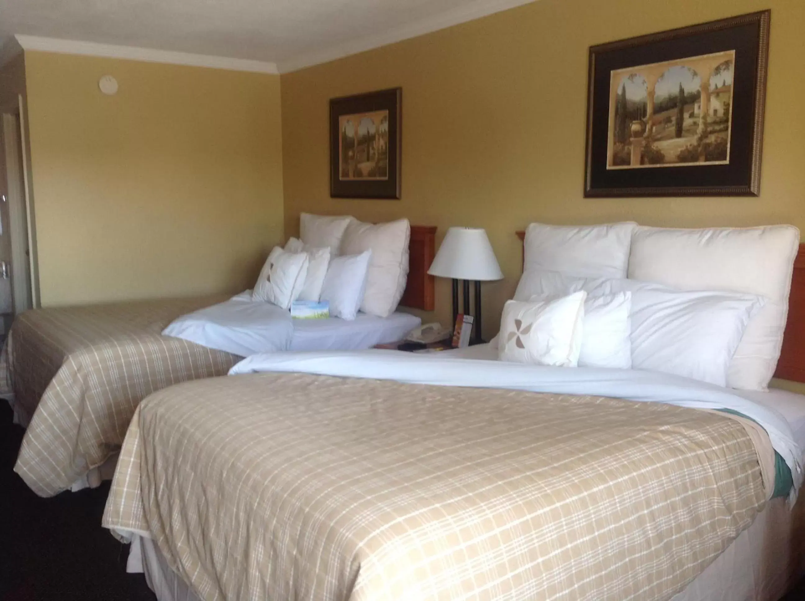 Bedroom, Bed in Days Inn by Wyndham Destin