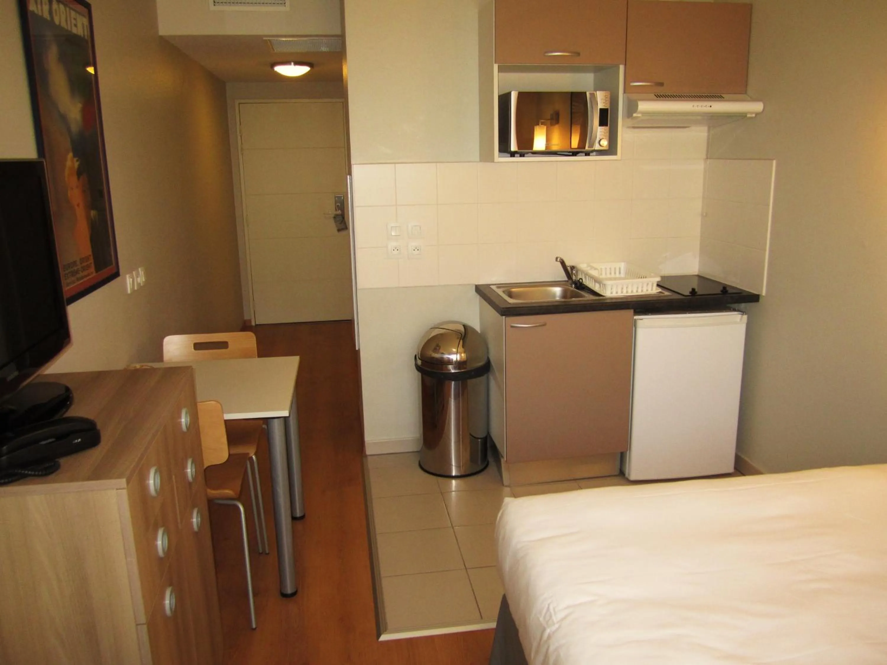 Kitchen or kitchenette, Bed in Lagrange Aparthotel Toulouse Saint-Michel