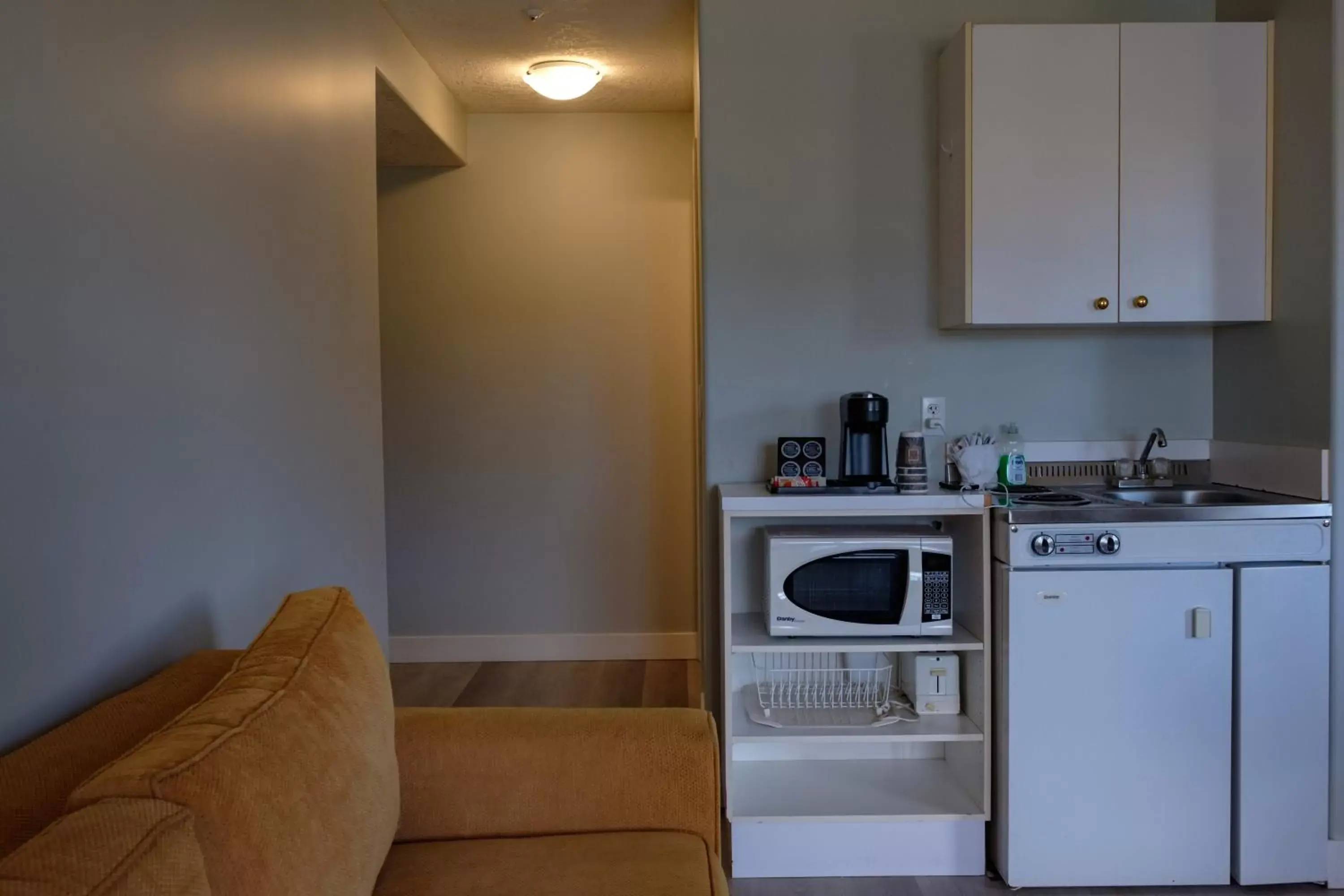 Kitchen or kitchenette, Kitchen/Kitchenette in Coast Parksville Hotel