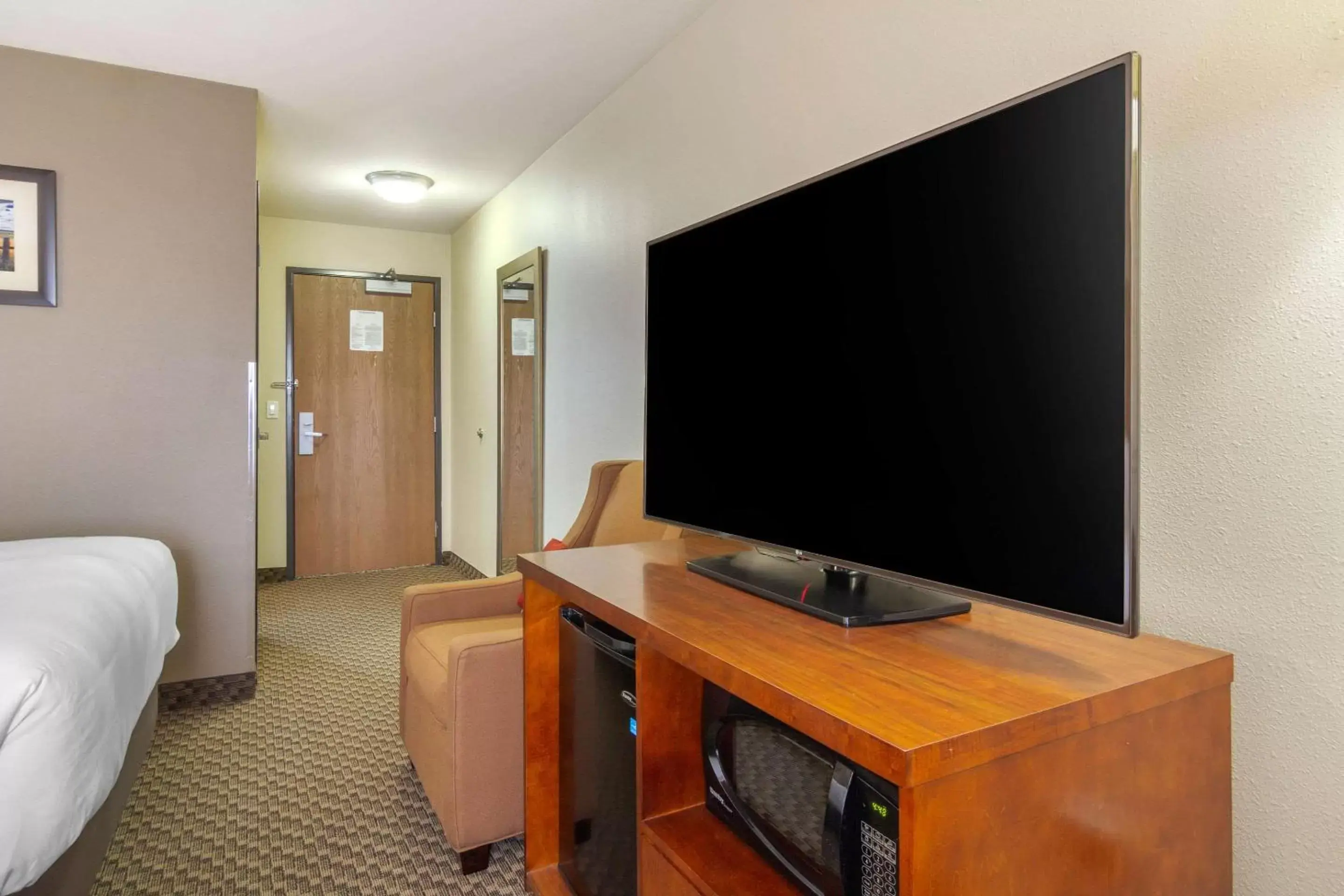 Photo of the whole room, TV/Entertainment Center in Comfort Inn Sterling