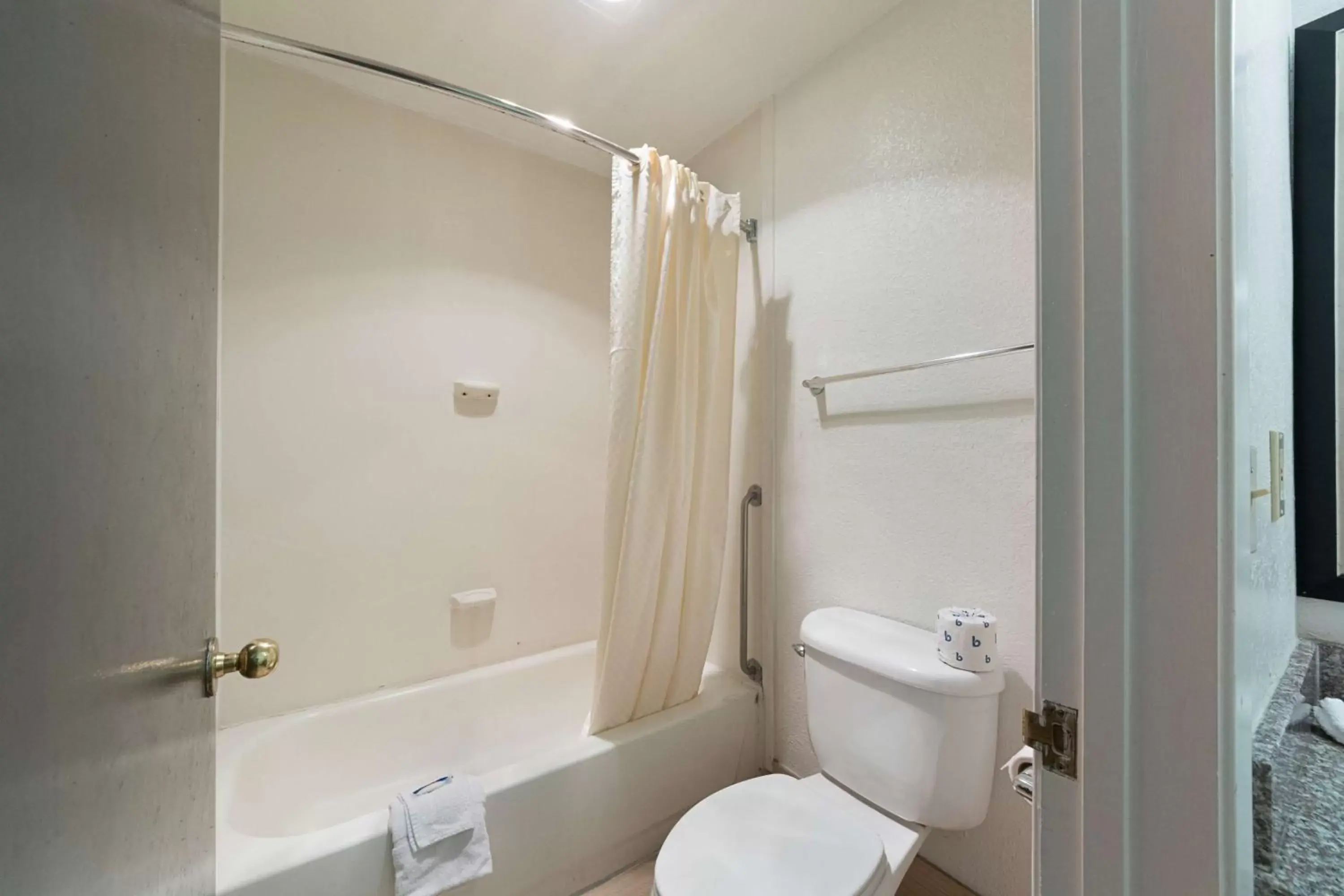 Toilet, Bathroom in Motel 6-San Antonio, TX - Fiesta Trails