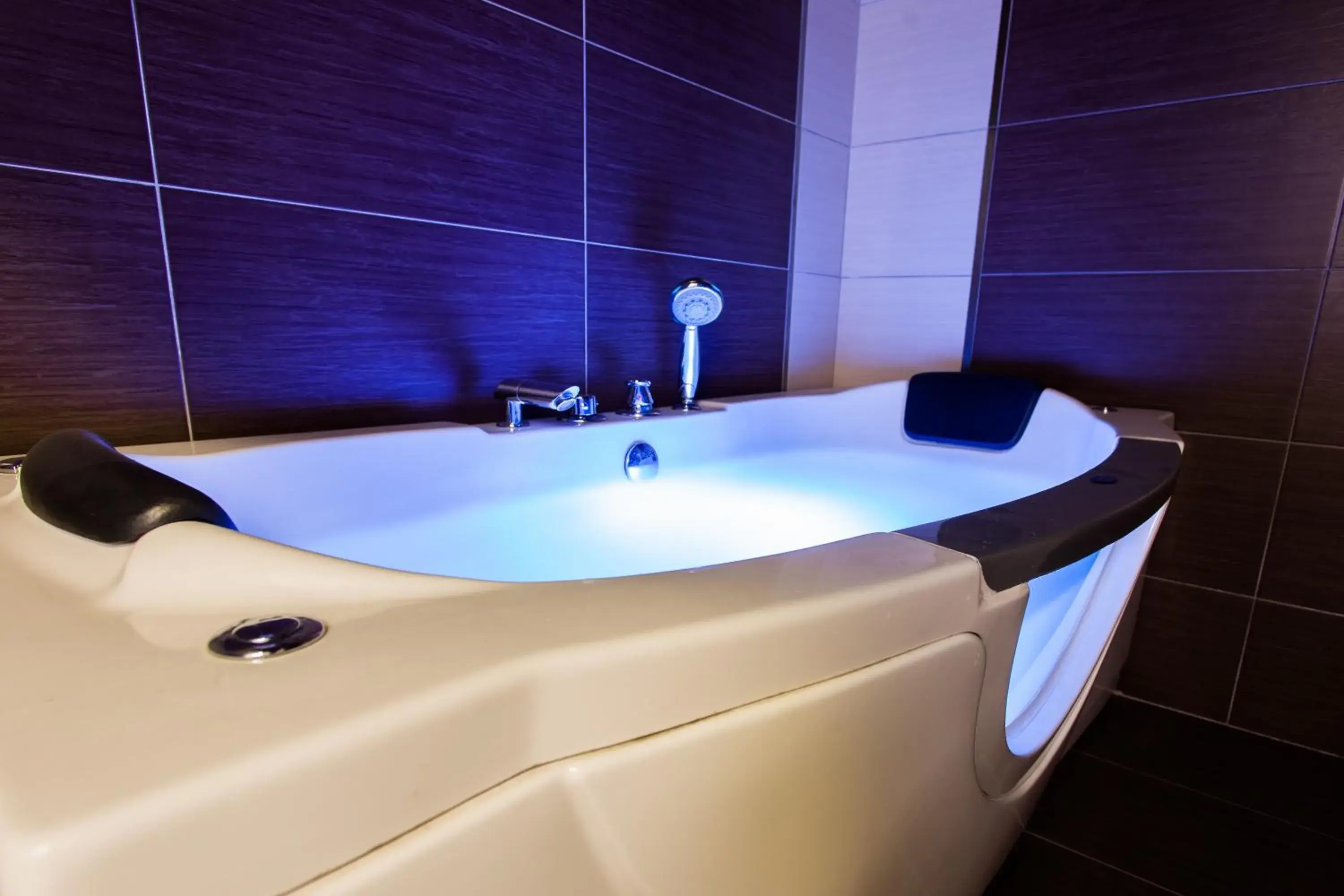 Hot Tub, Bathroom in Lavender Inn Permas Jaya