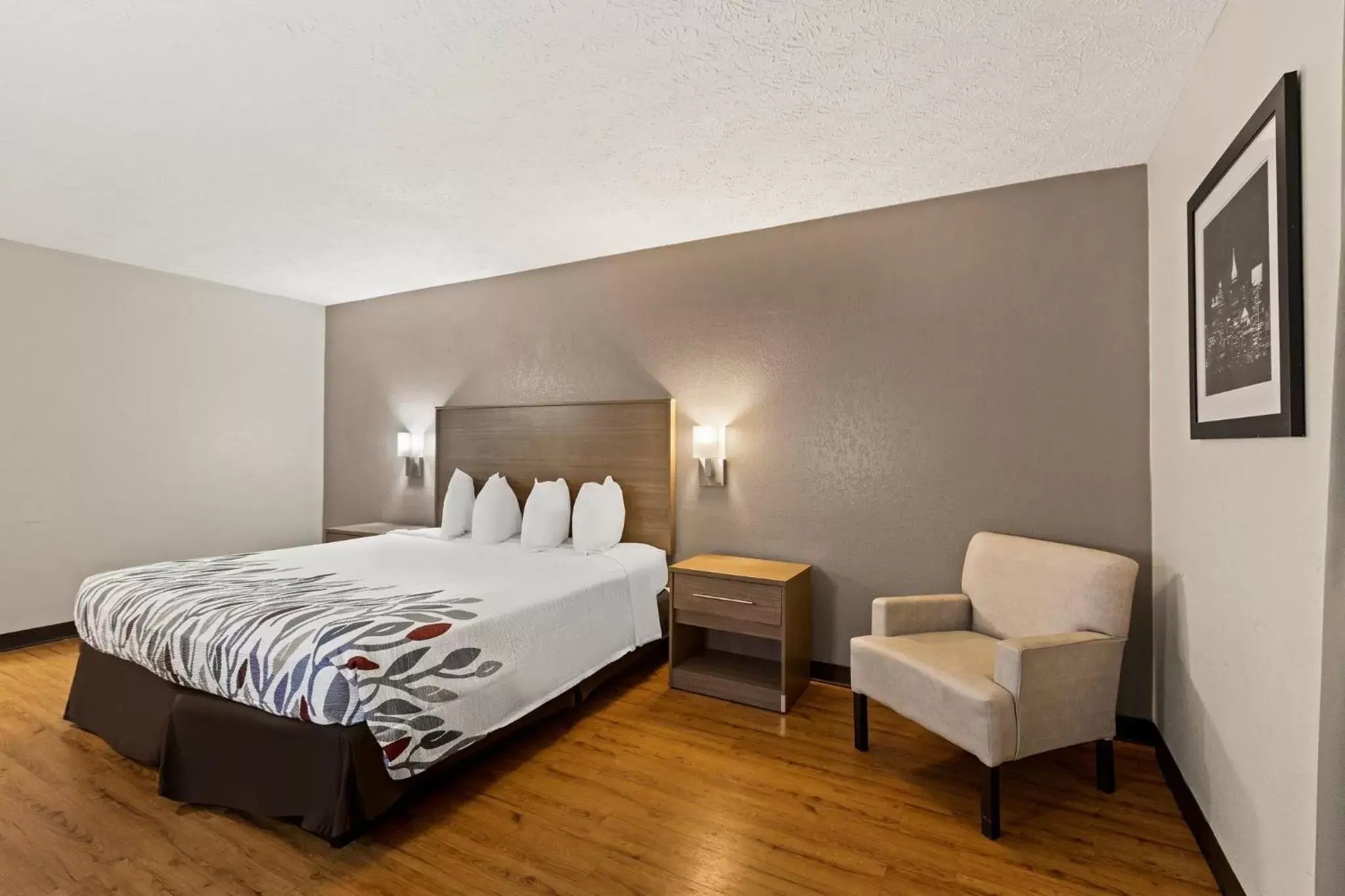 Photo of the whole room, Bed in Red Roof Inn & Suites Newnan