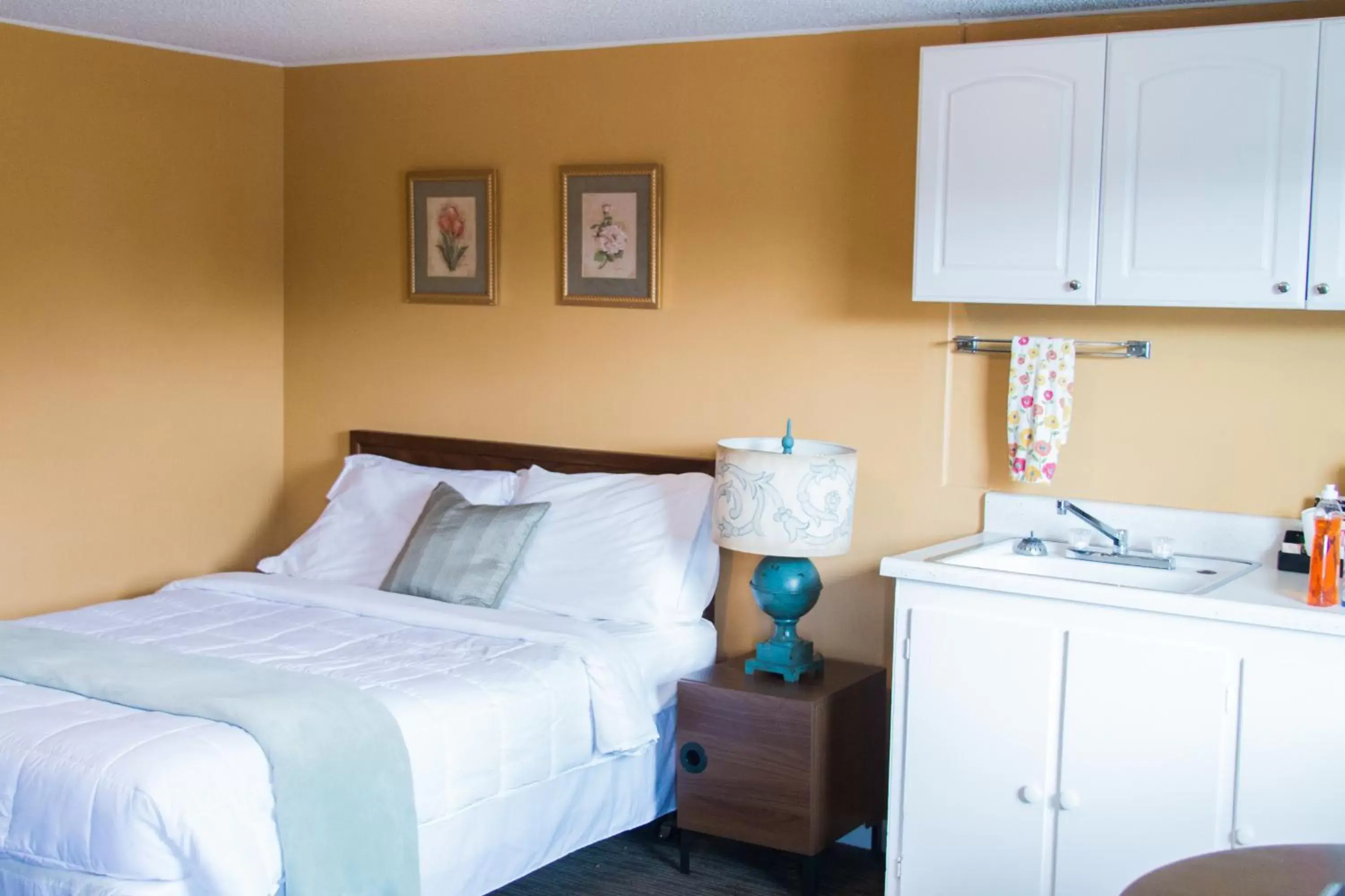 Kitchen or kitchenette, Bed in Clarence Inn Extended Stay