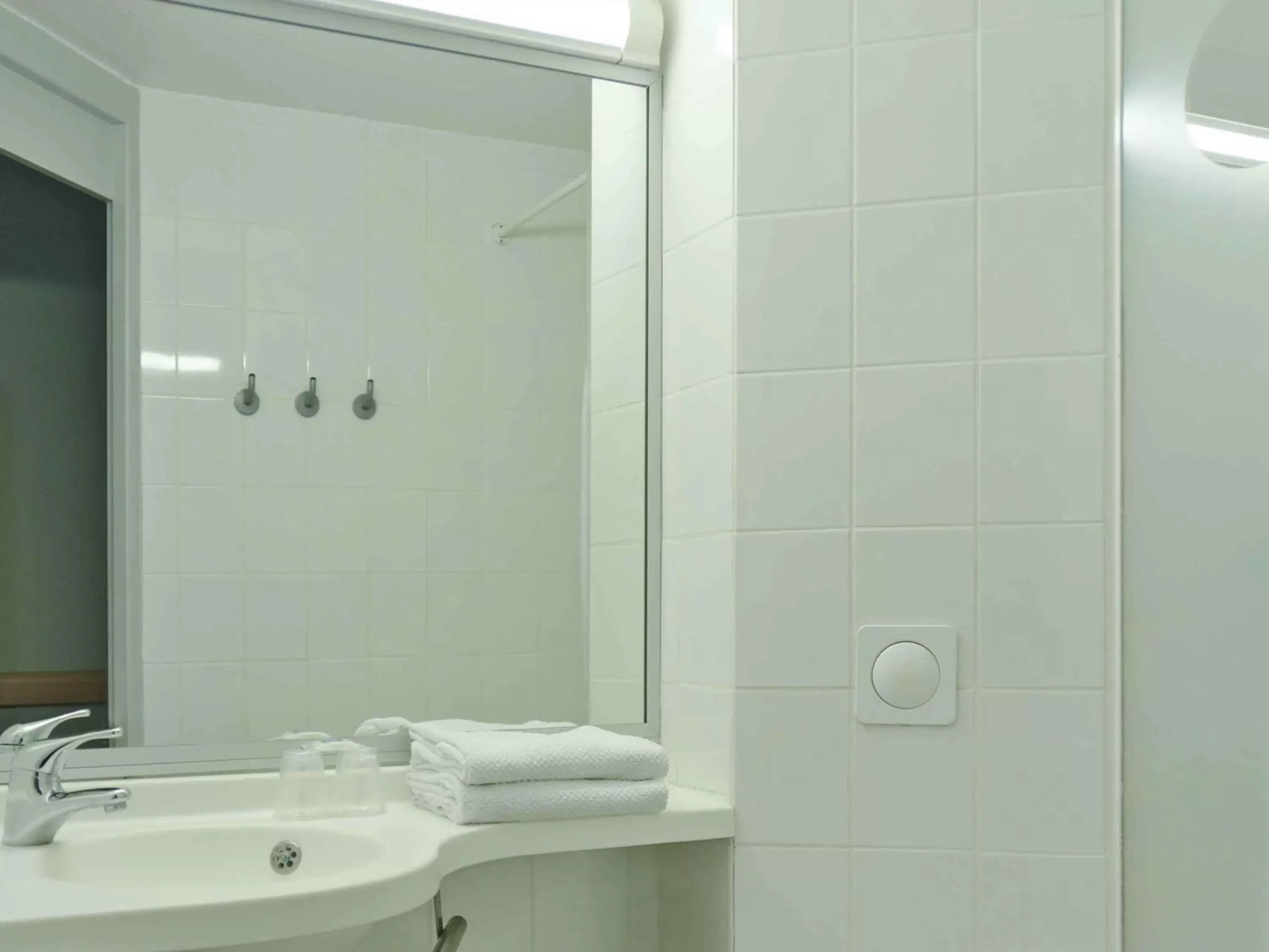 Photo of the whole room, Bathroom in Ibis Budget Bollene