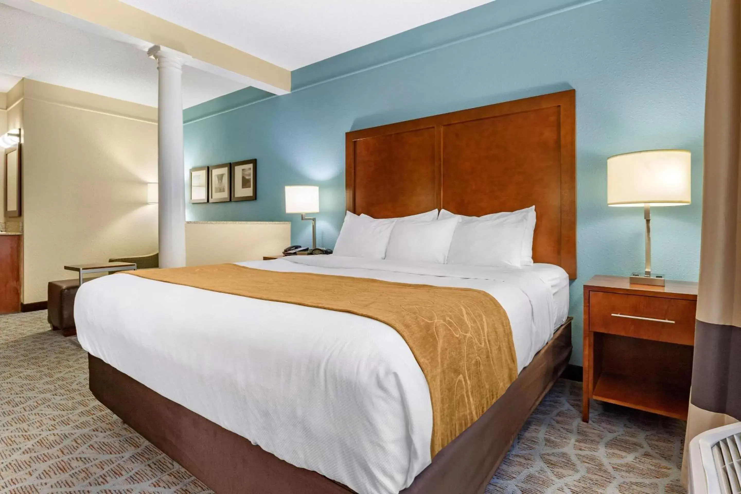 Bedroom, Bed in Comfort Suites Southport - Oak Island