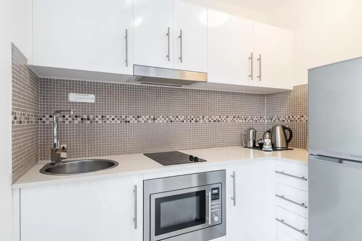 Kitchen or kitchenette, Kitchen/Kitchenette in Byron Central Apartments