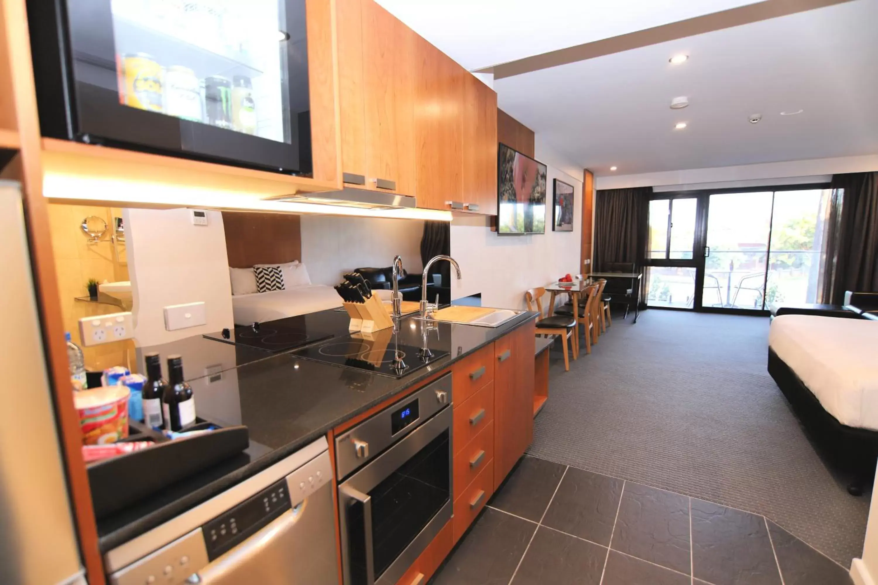 Living room, Kitchen/Kitchenette in Best Western Plus Goulburn