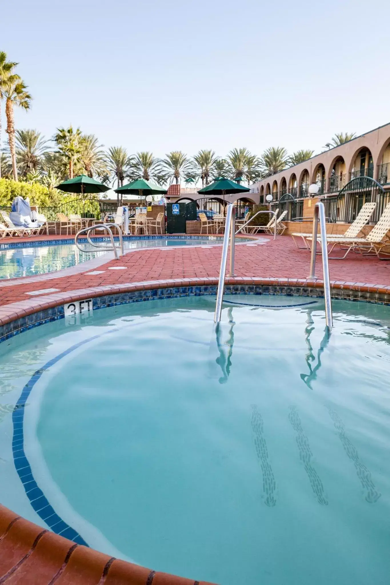 Swimming Pool in Kings Inn Anaheim at The Park & Convention Center