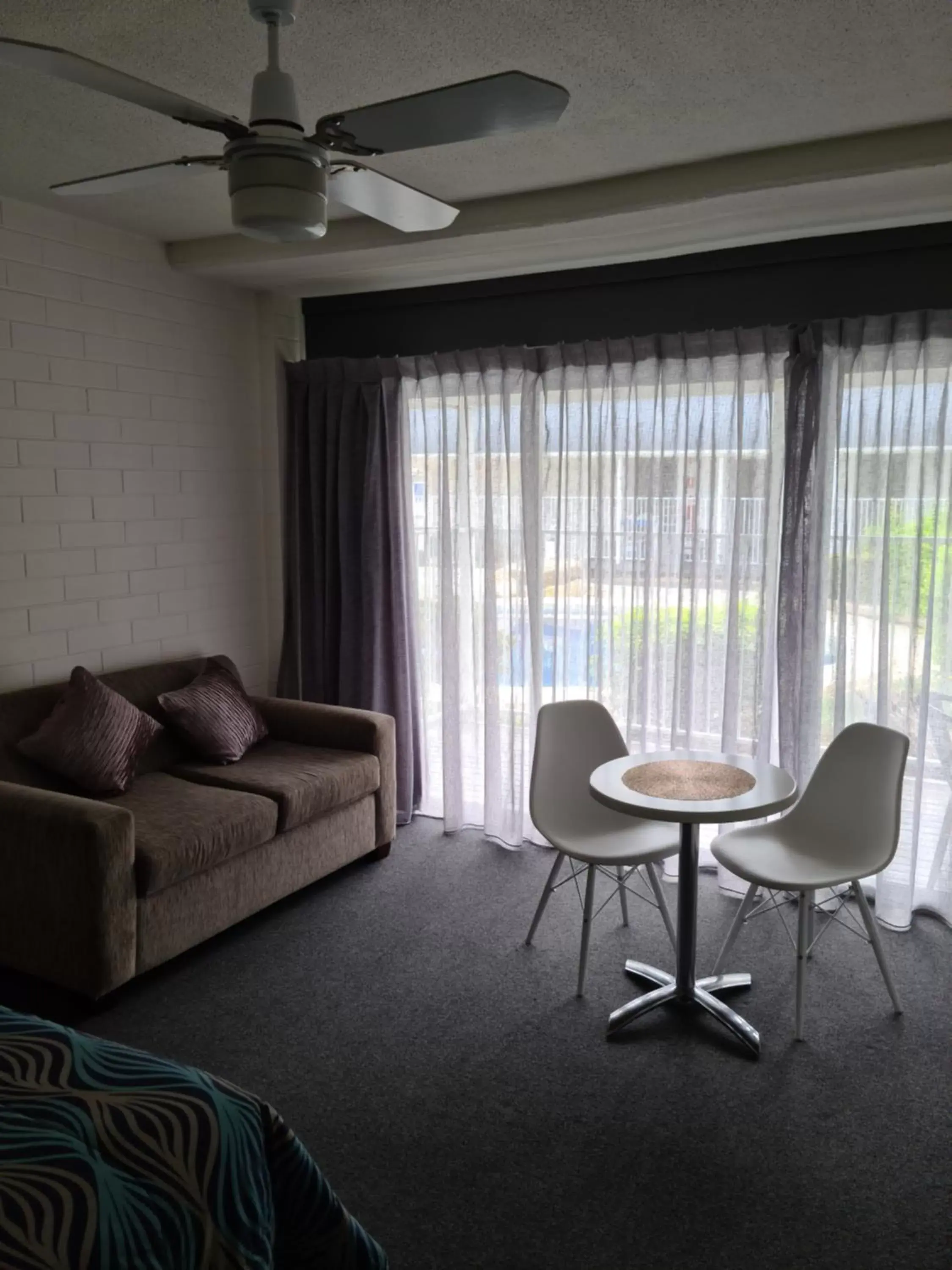 Pool view, Seating Area in Dalby Manor Motor Inn