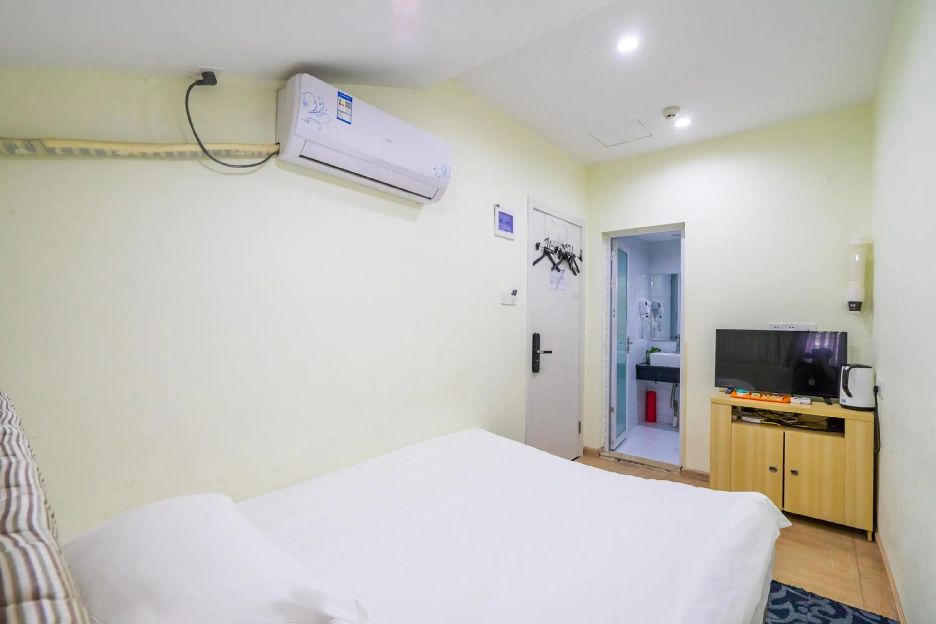 Communal lounge/ TV room, Bed in Hangzhou Memory Travel International Hotel-Edge Westlake