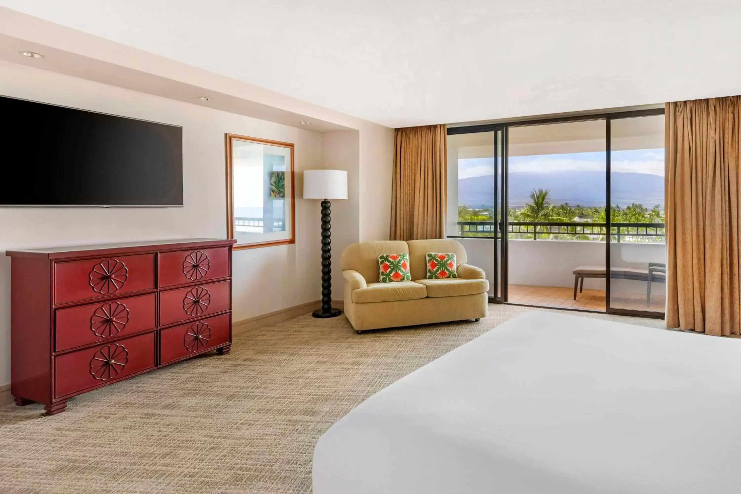 Bed, TV/Entertainment Center in Hilton Grand Vacations Club Ocean Tower Waikoloa Village