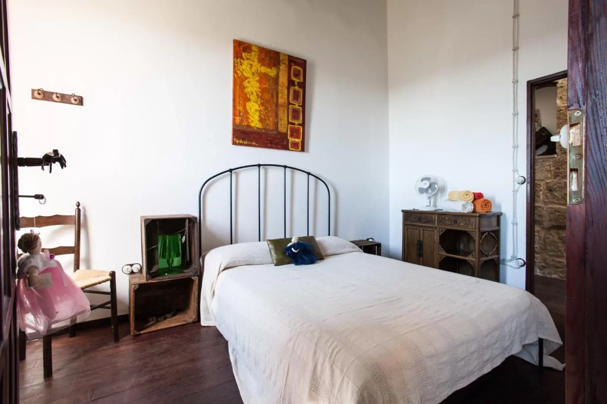 Photo of the whole room, Bed in Vinto House Civita