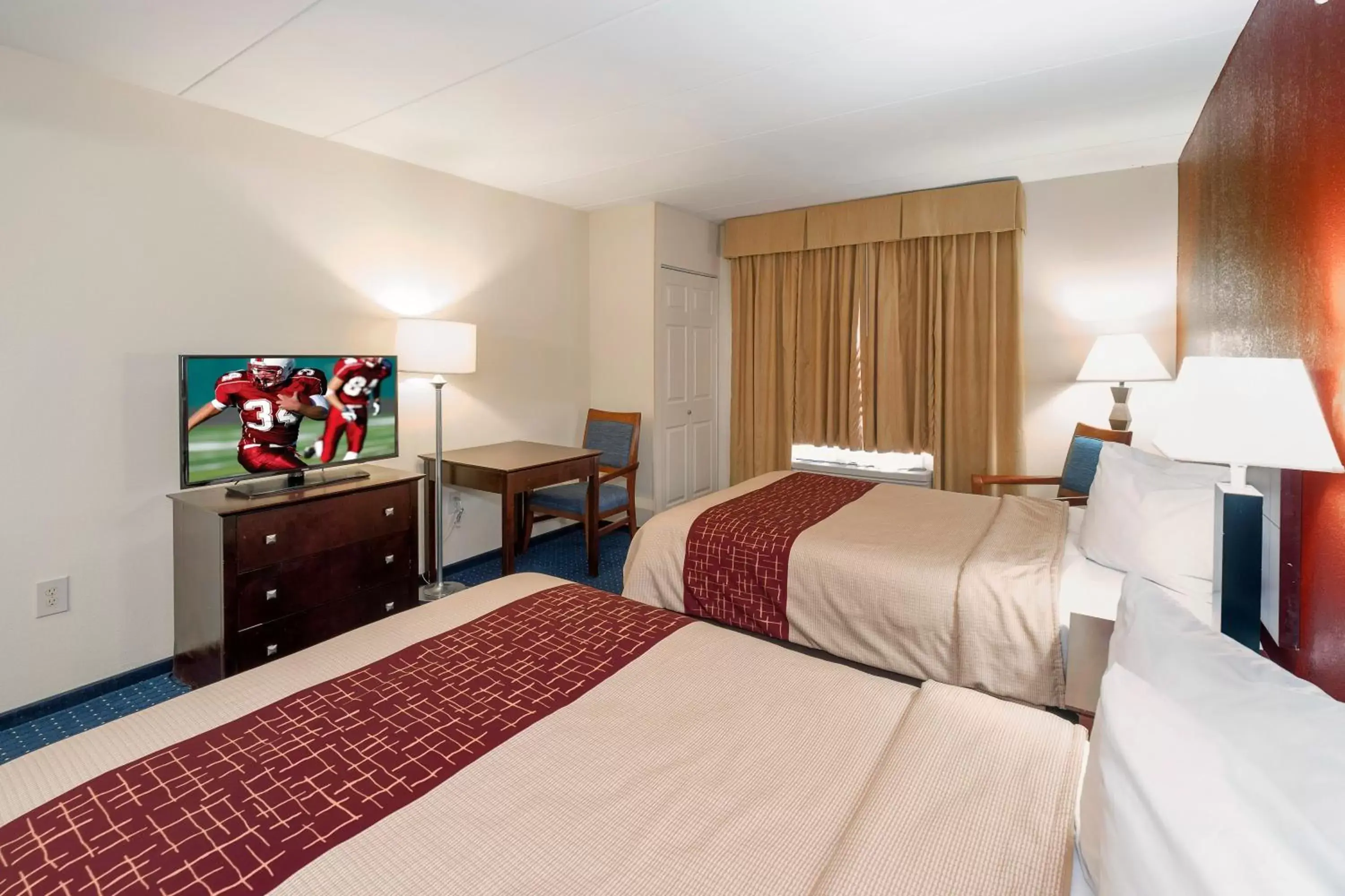 Photo of the whole room, Bed in Red Roof Inn Annapolis