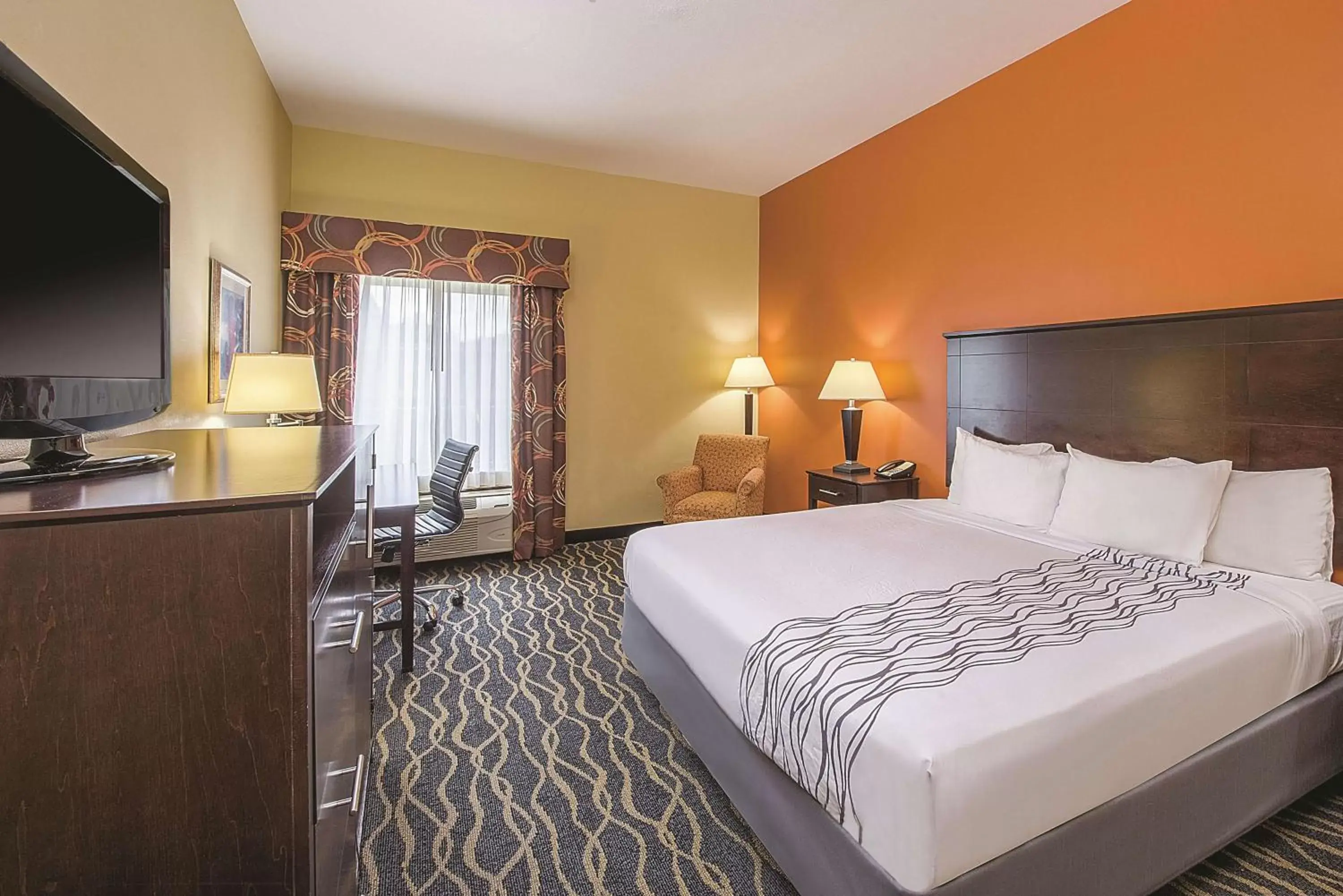 Photo of the whole room, Bed in La Quinta by Wyndham Tulsa Airport / Expo Square