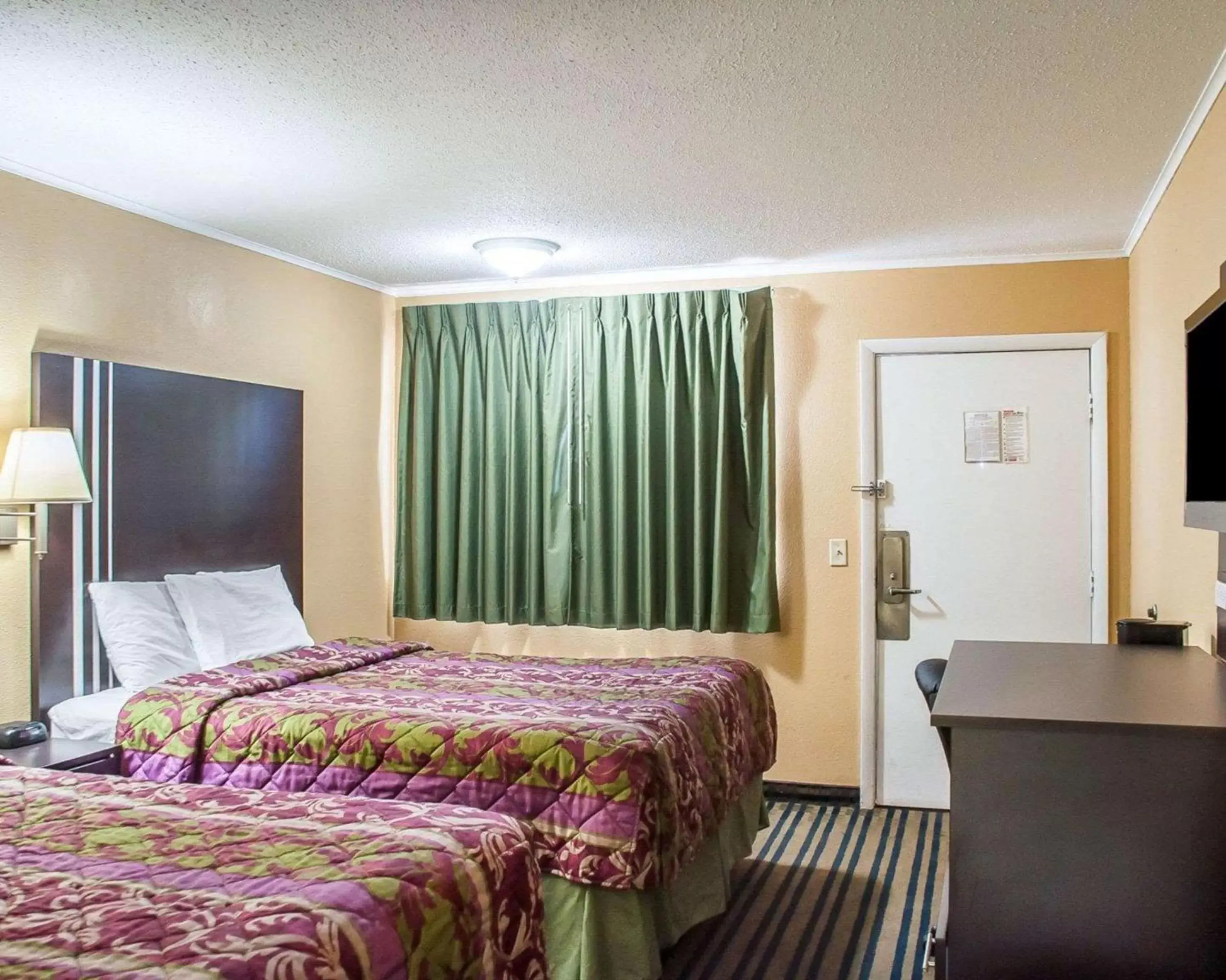 Photo of the whole room, Bed in Amherst Inn & Suites
