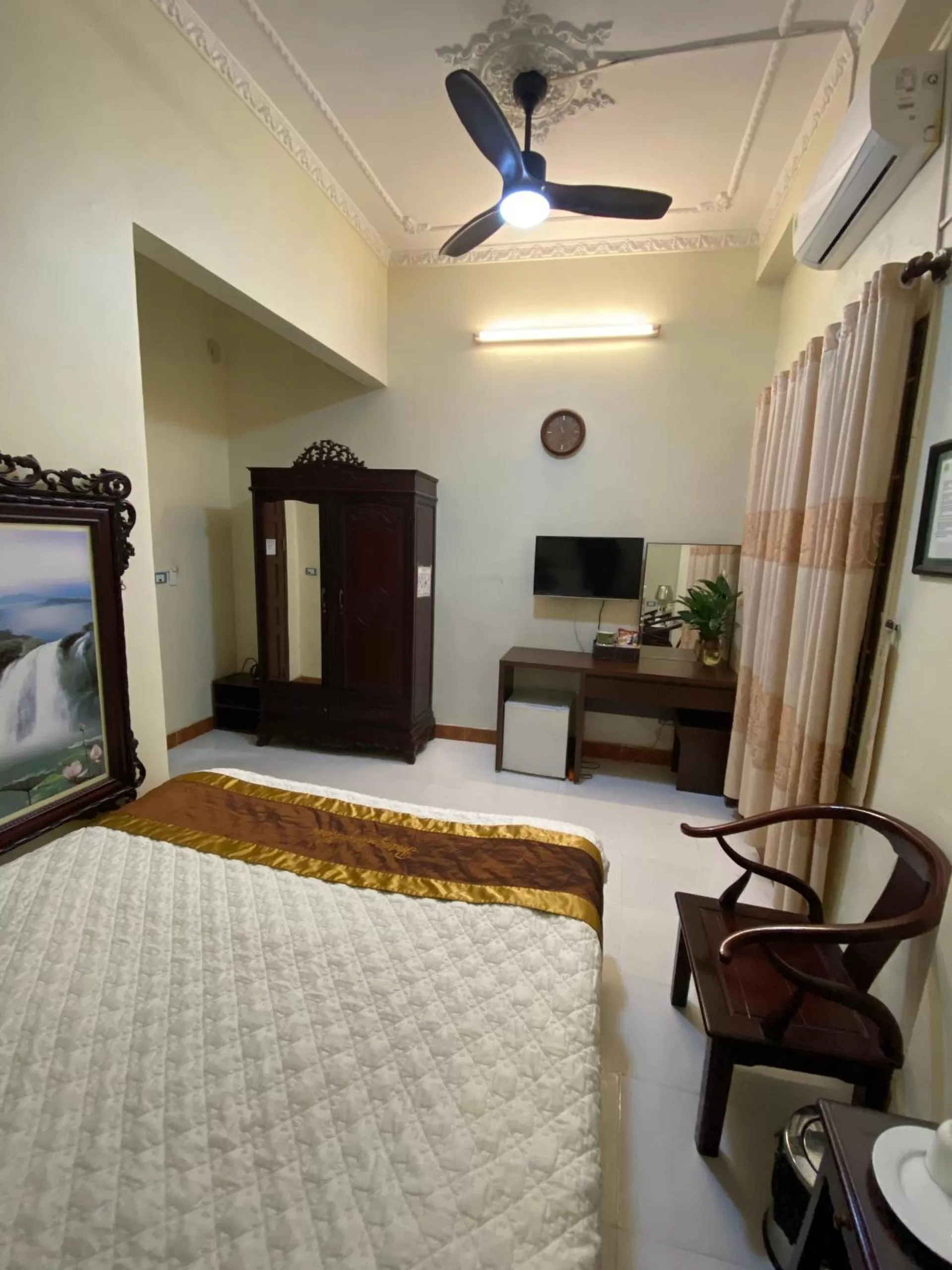 Photo of the whole room, Bed in Thang Long Hotel