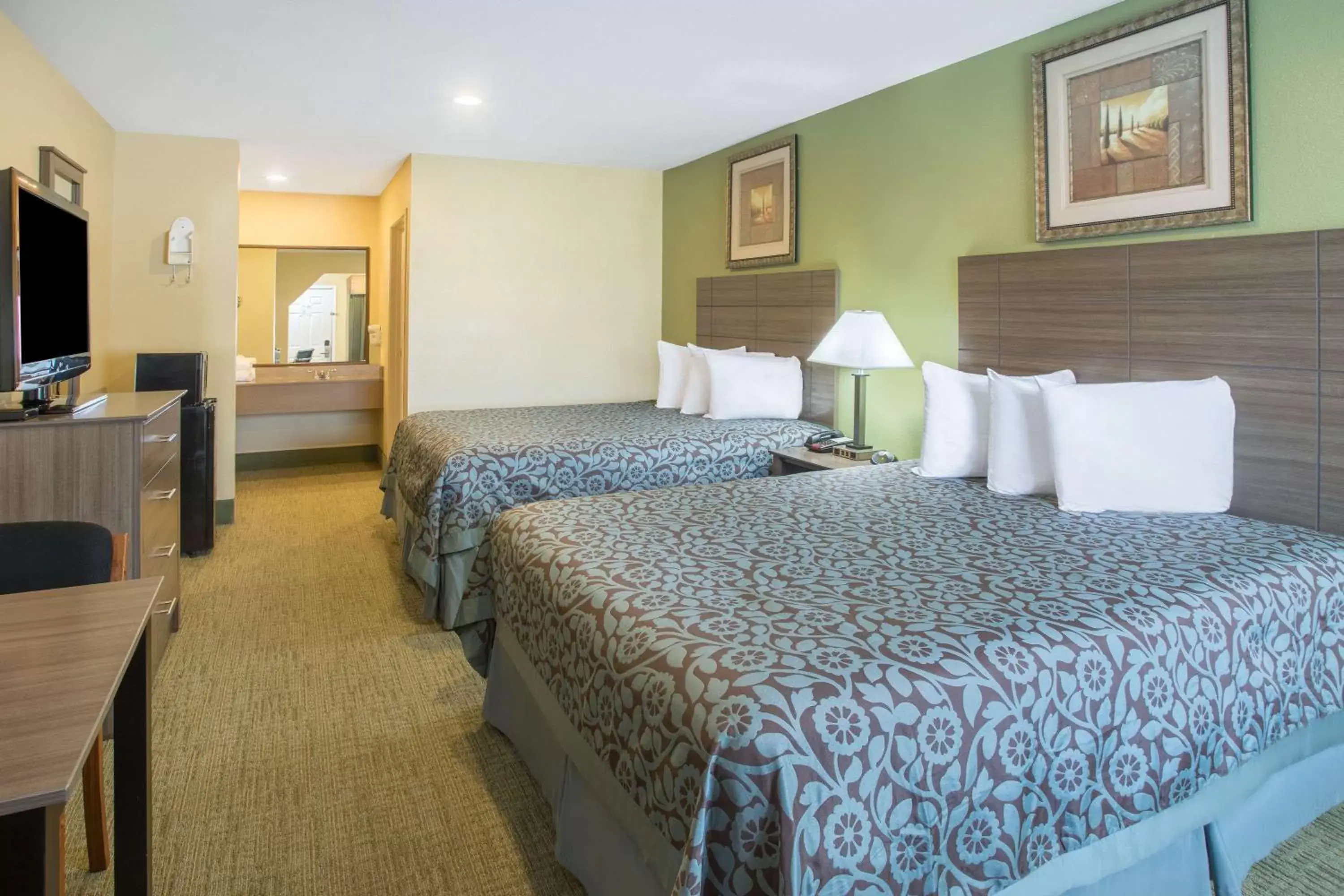 Photo of the whole room, Bed in Days Inn by Wyndham Abbeville Photo of the whole room, Bed in Days Inn by Wyndham Abbeville