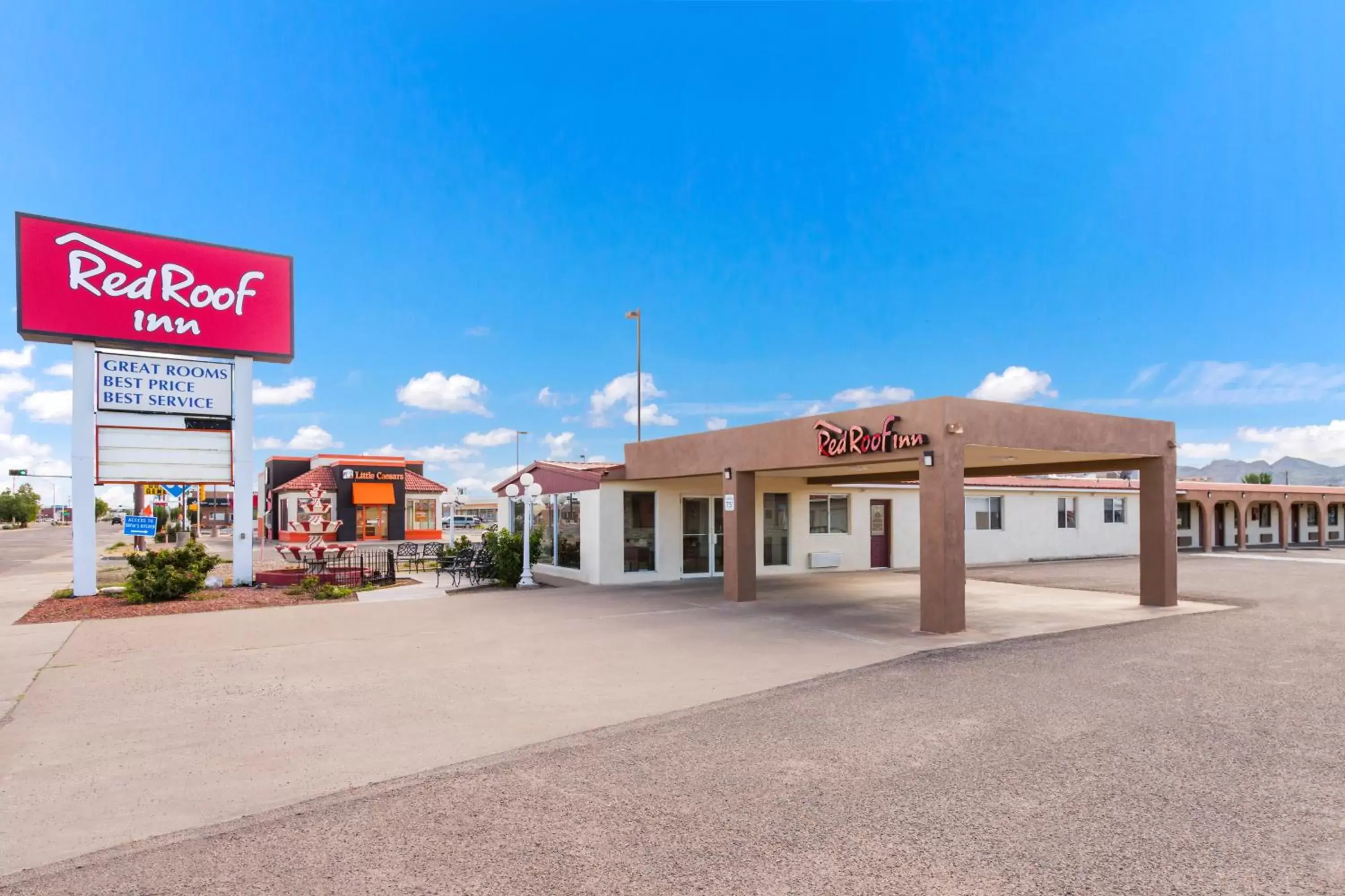 Property building, Property Logo/Sign in Red Roof Inn Socorro