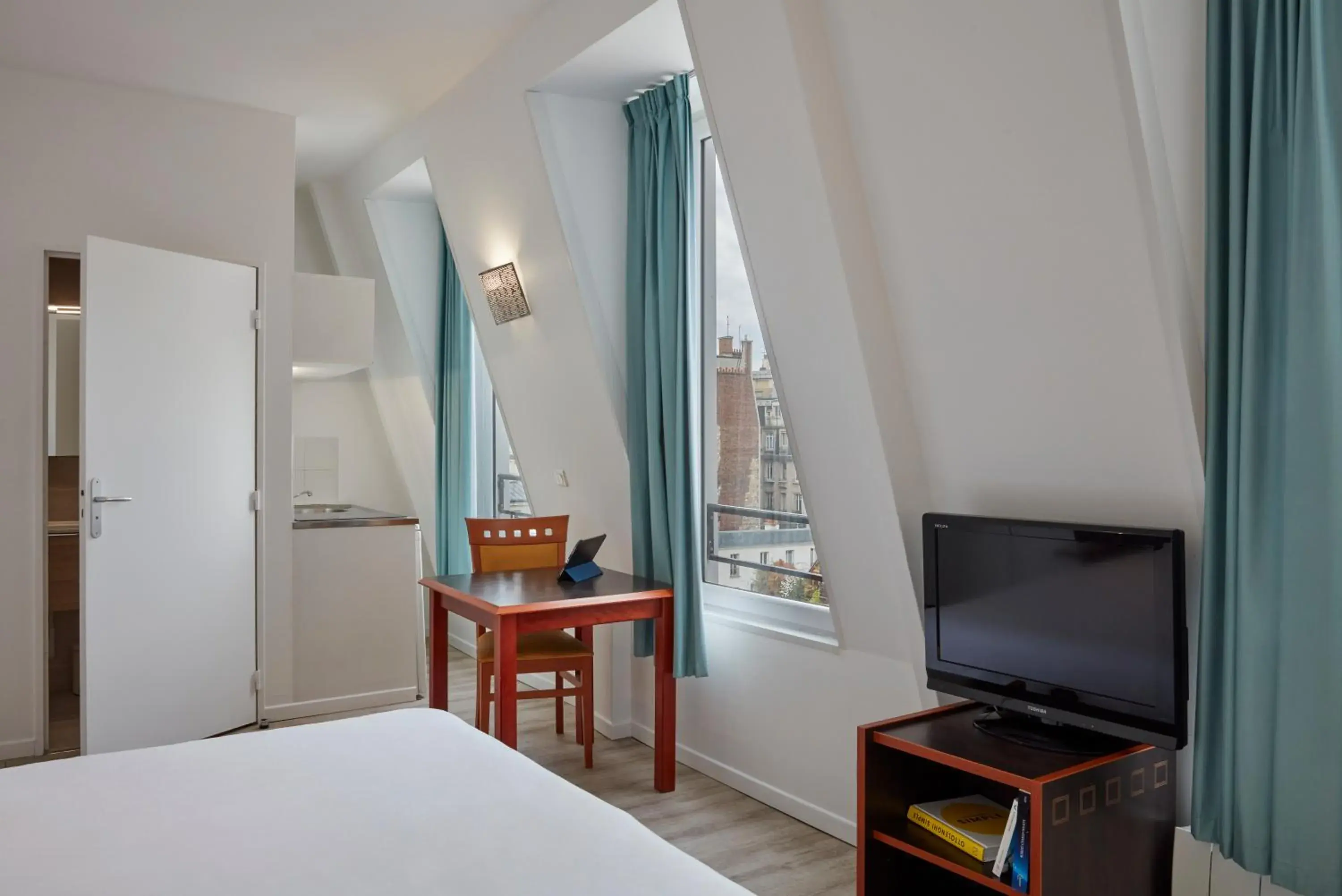 Bedroom, TV/Entertainment Center in Aparthotel Adagio Access Paris Philippe Auguste