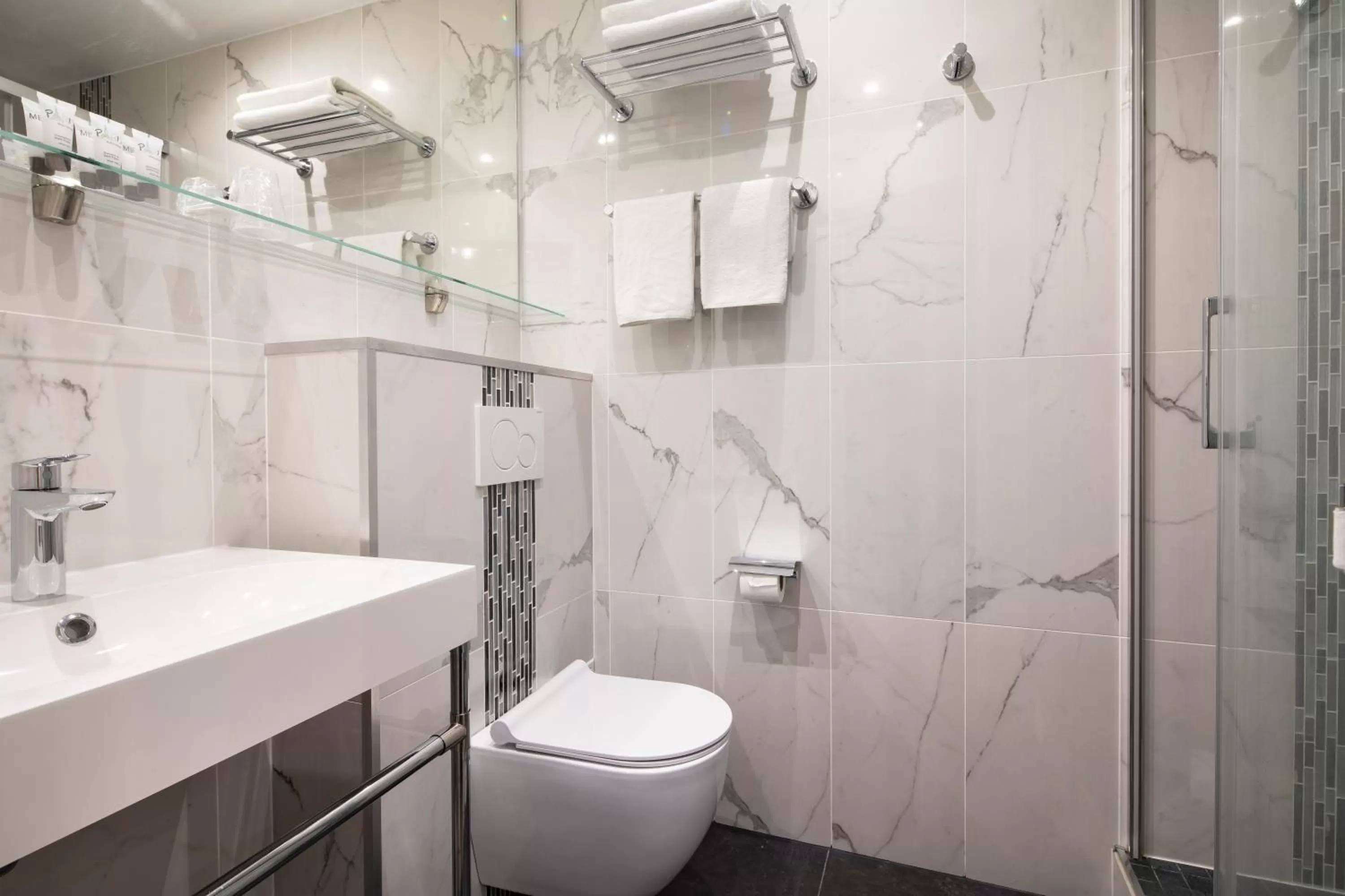 Shower in Hôtel de Genève