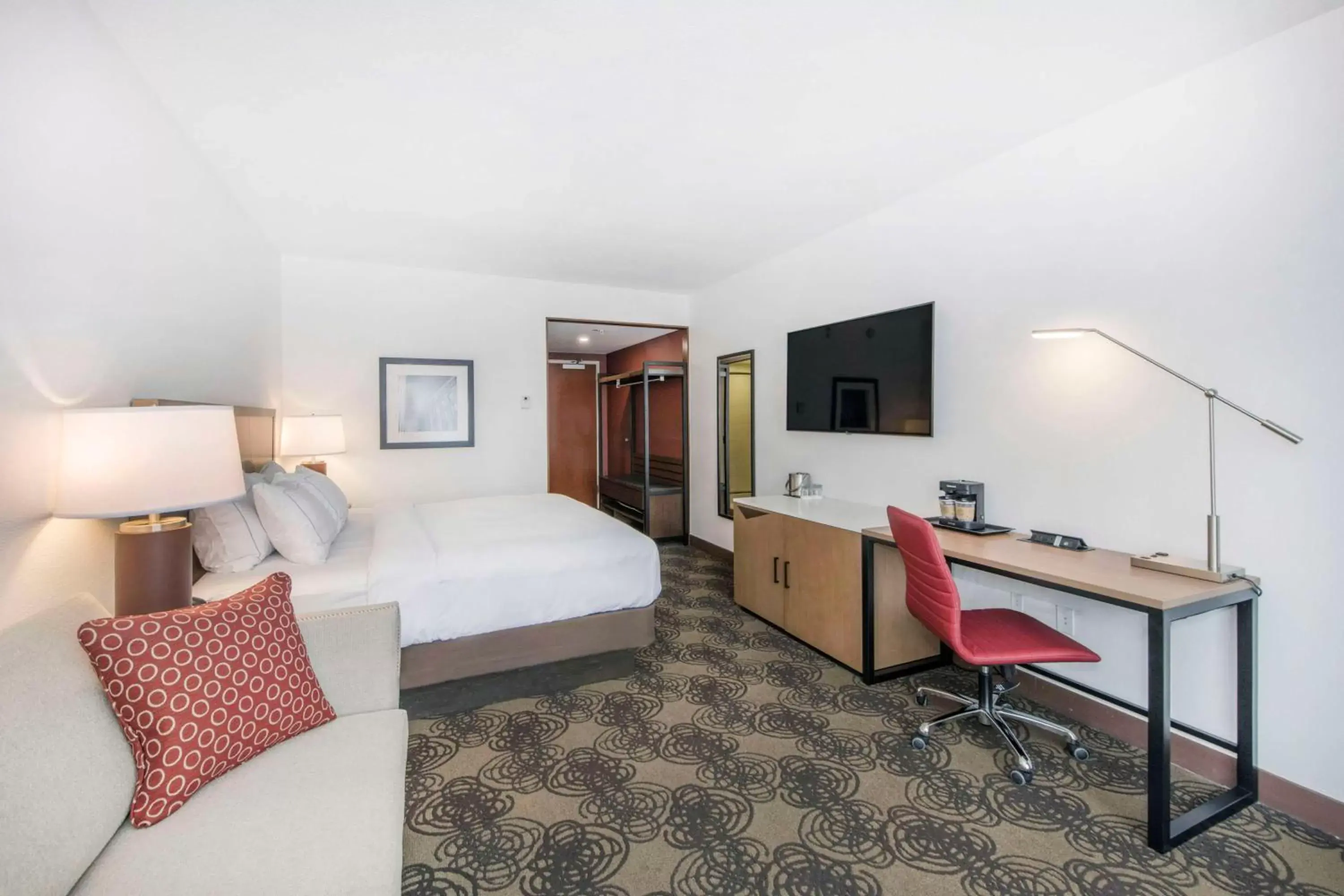TV and multimedia, Bed in DoubleTree by Hilton Raleigh-Cary TV and multimedia, Bed in DoubleTree by Hilton Raleigh-Cary