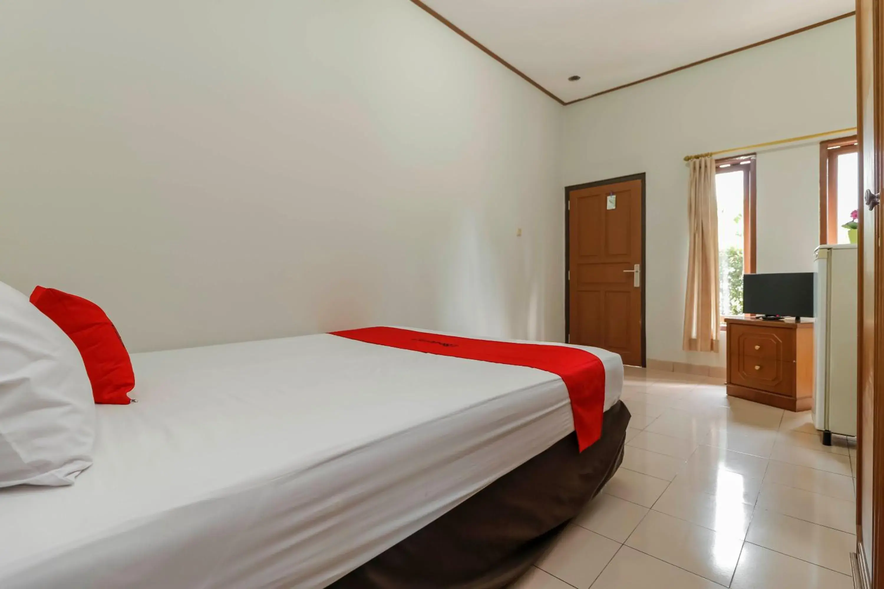 Bedroom, Bed in RedDoorz Plus @ Karet Pedurenan 3