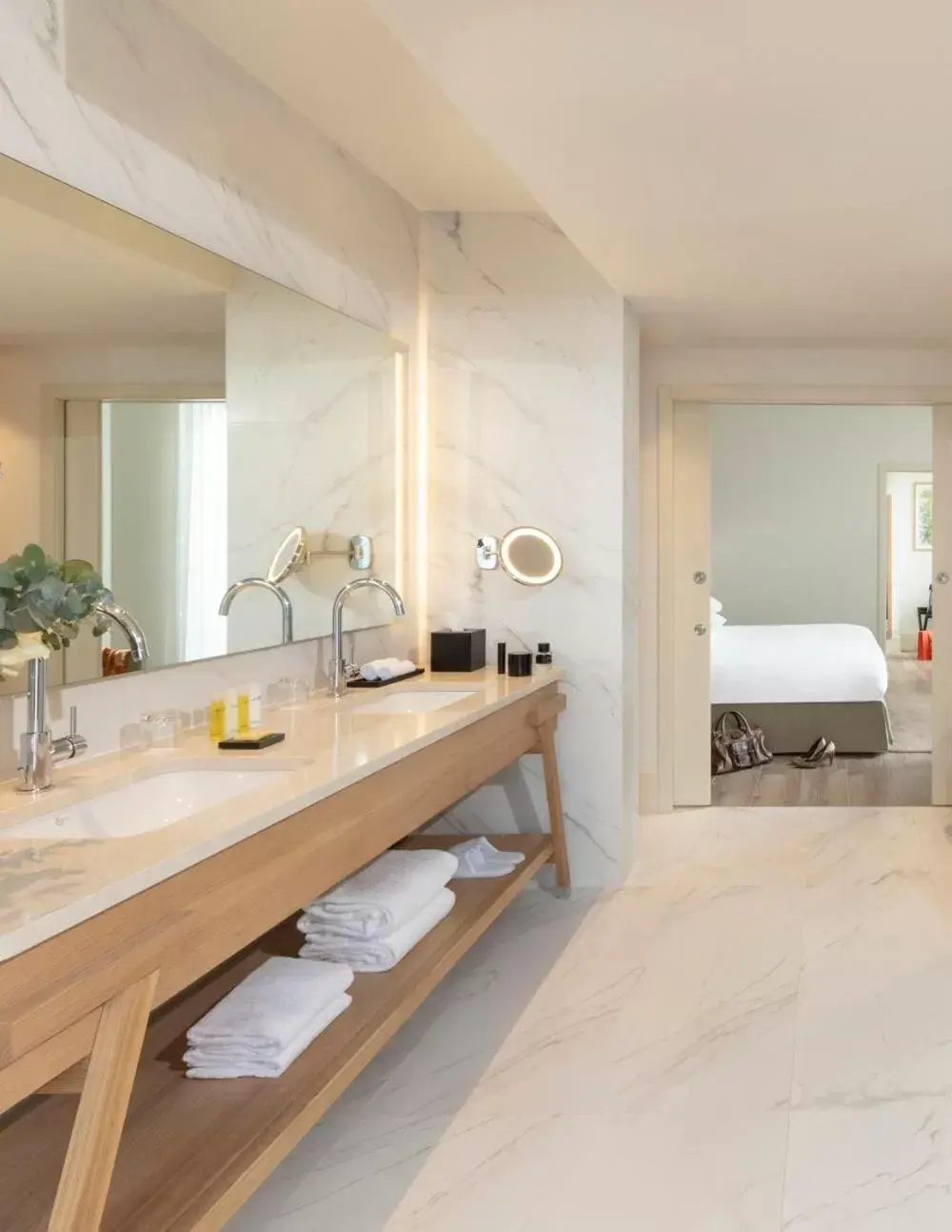 Bathroom, Kitchen/Kitchenette in Le Grand Pavillon Chantilly