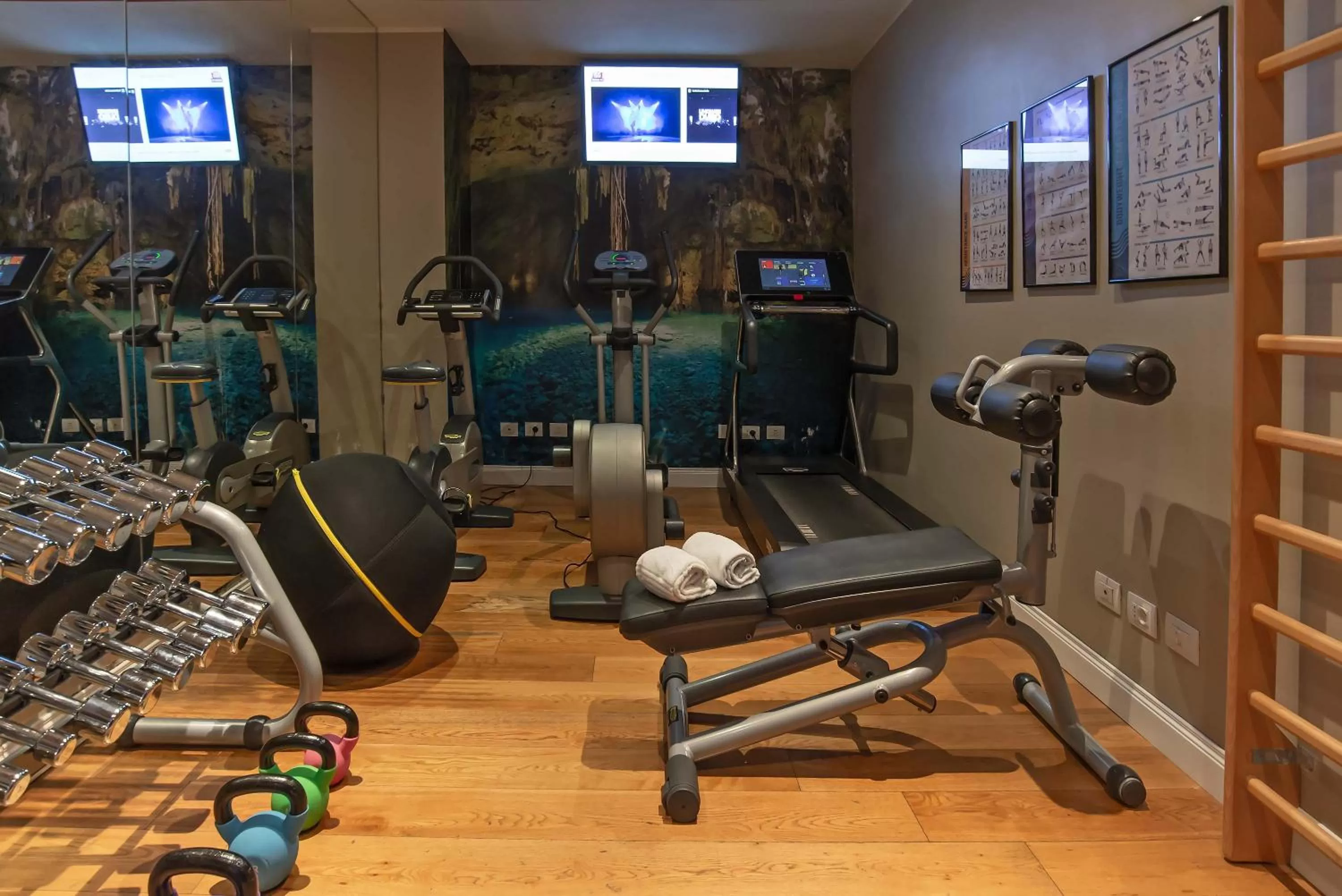 Fitness centre/facilities in Hotel White