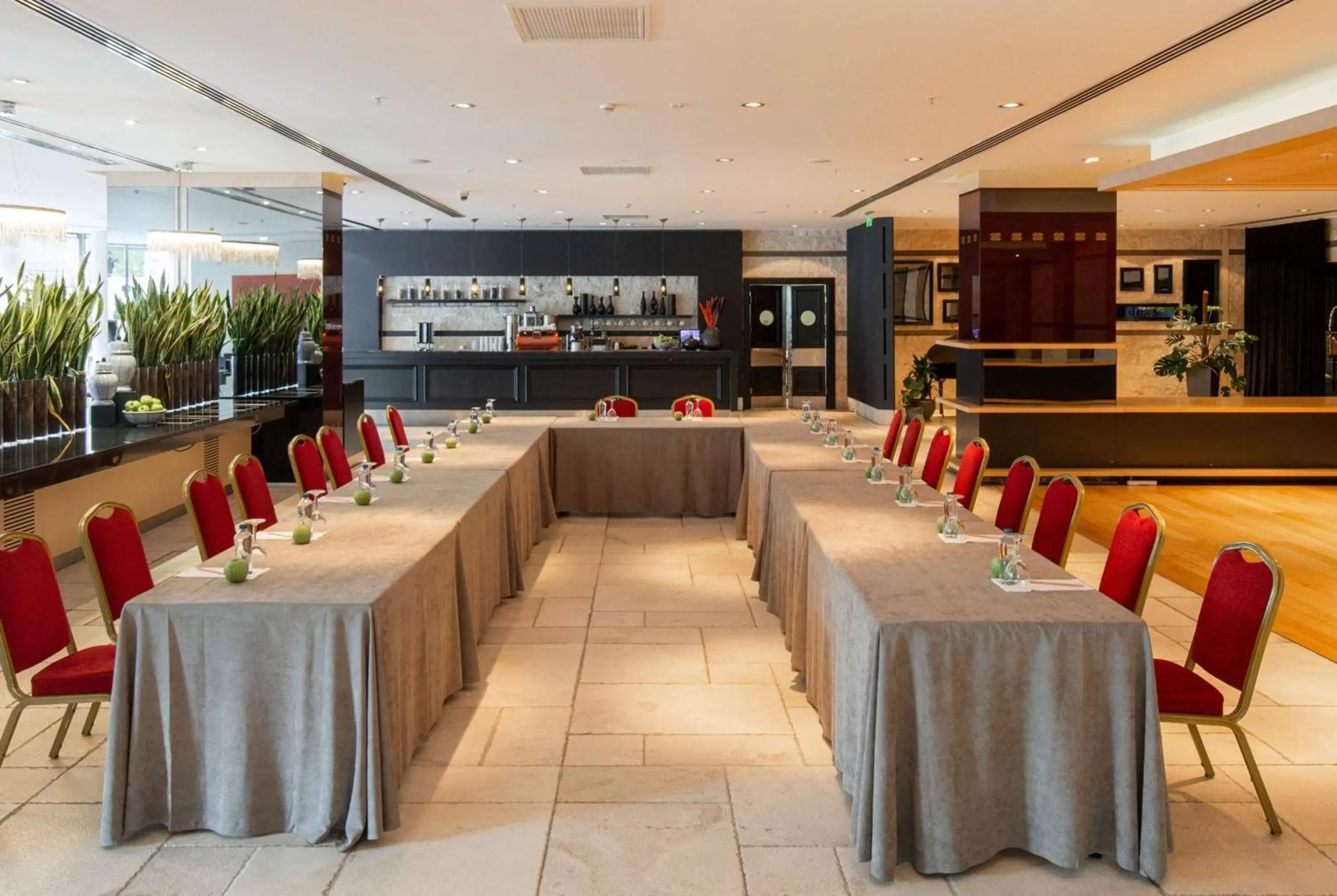 Meeting/conference room, Restaurant/Places to Eat in Wyndham Ankara