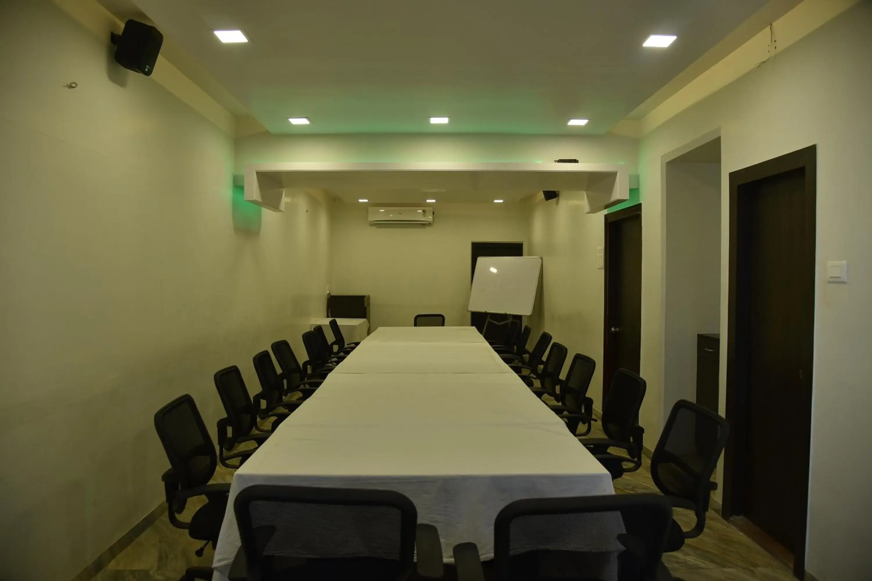 Business facilities in Hotel Rama Heritage