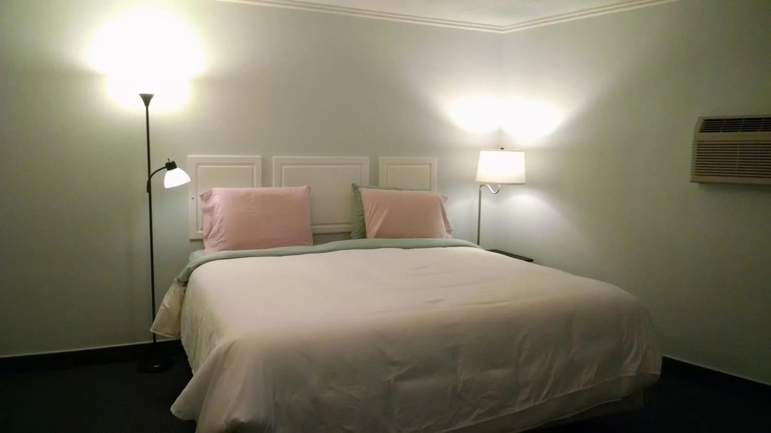 Bed in Murray Inn and Art Gallery