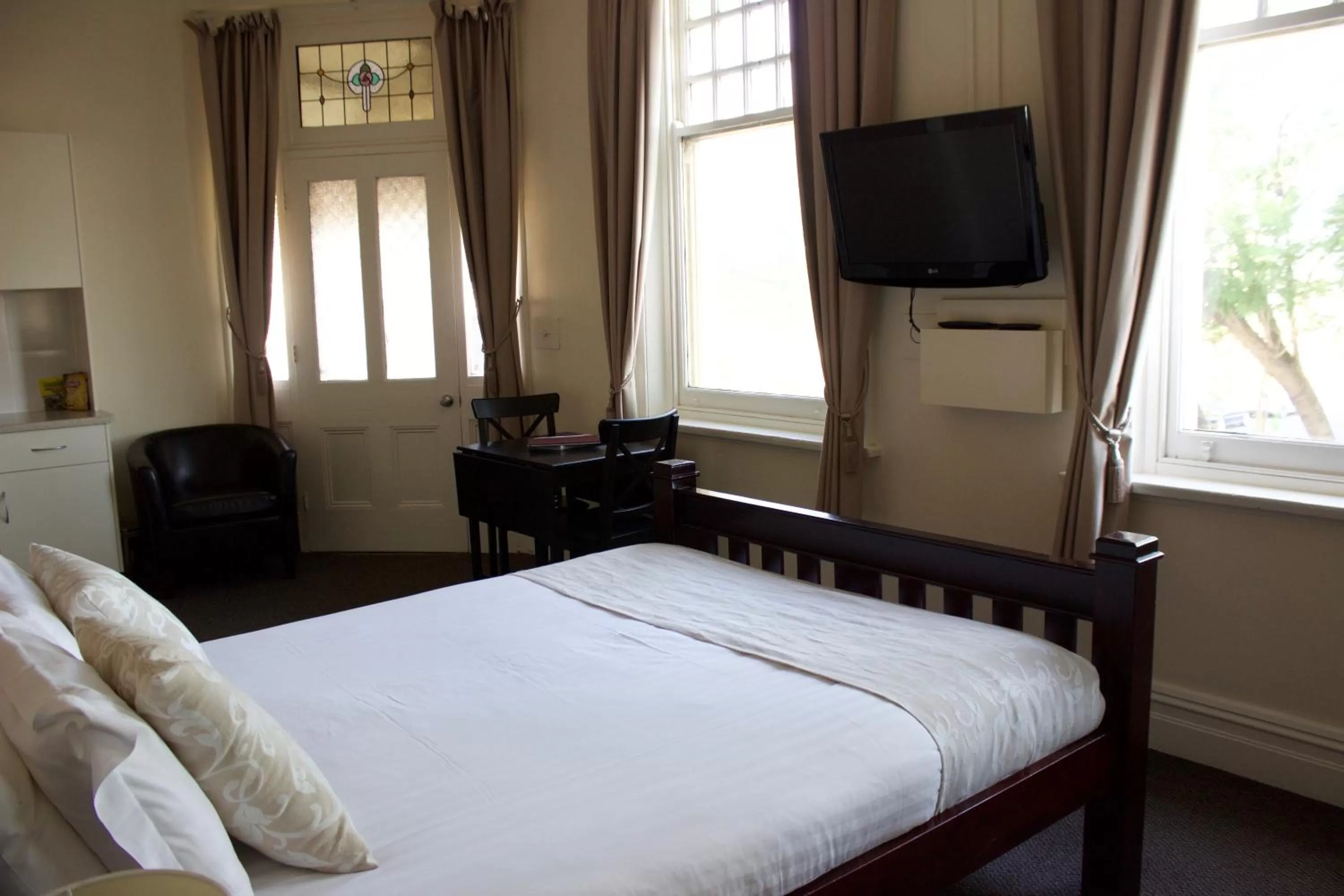 Photo of the whole room, Bed in Balcony On Sixth Lodge