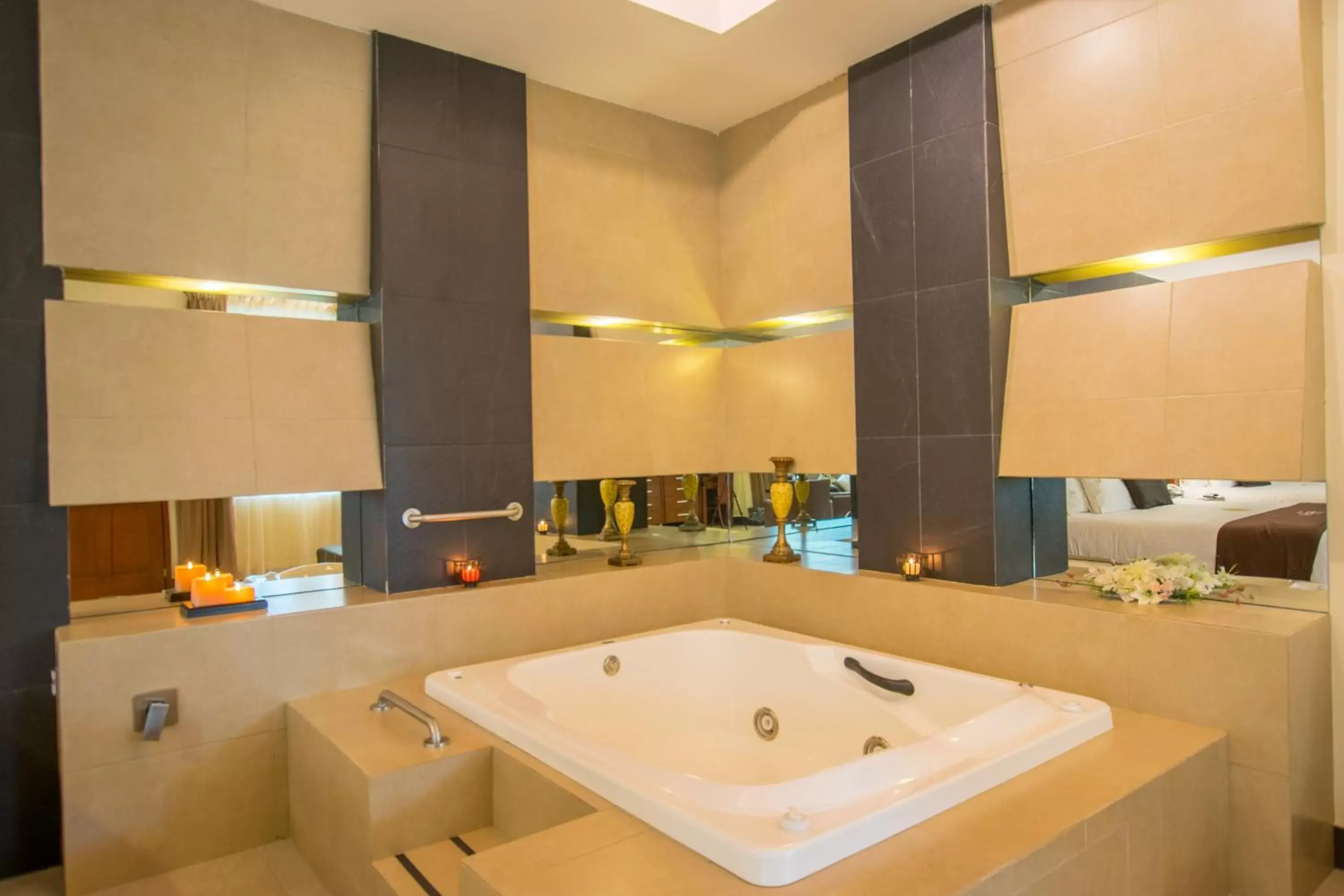 Hot Tub, Bathroom in Hotel Ecce Inn & Spa