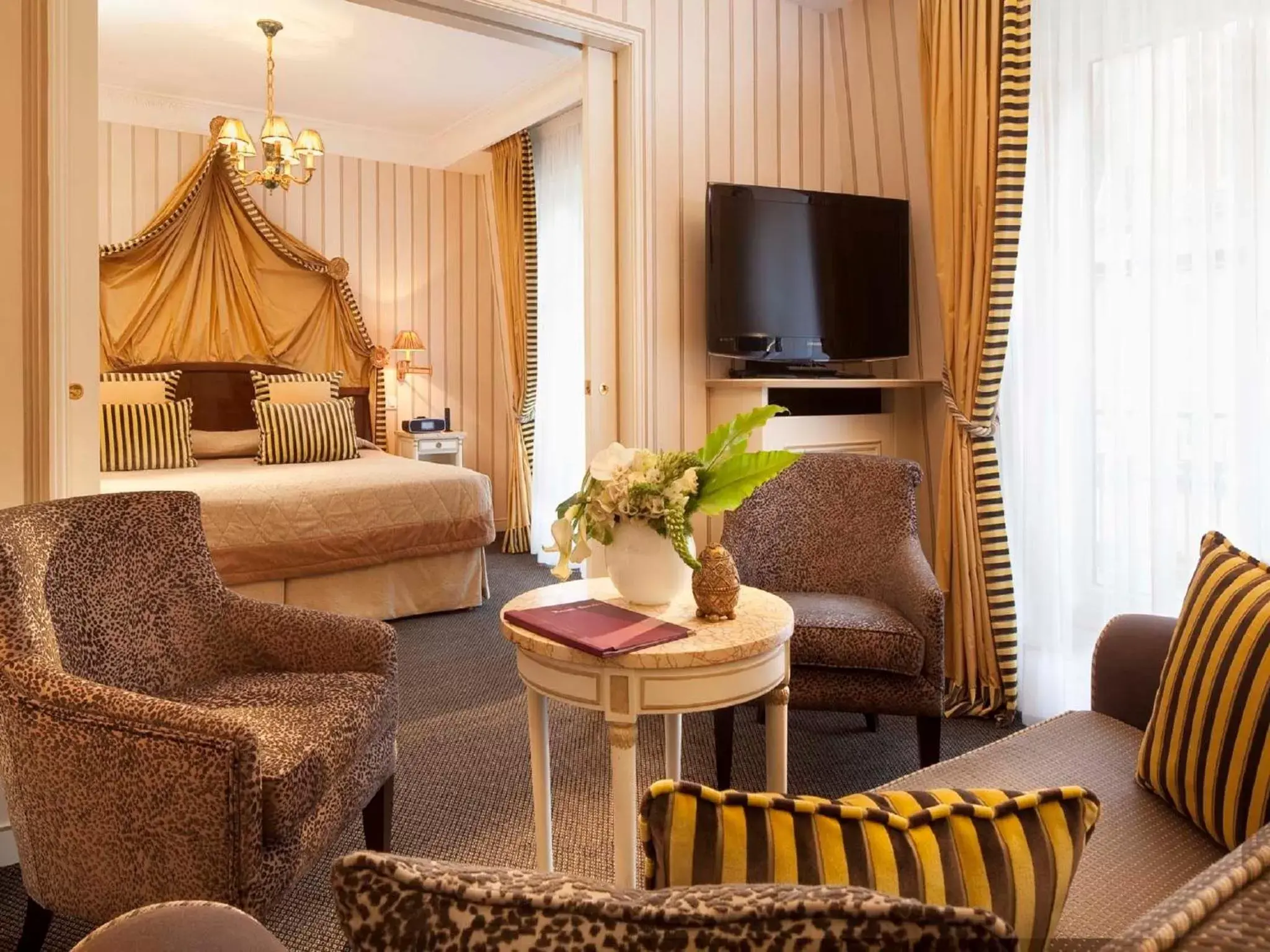 Suite in Hotel Napoleon Paris