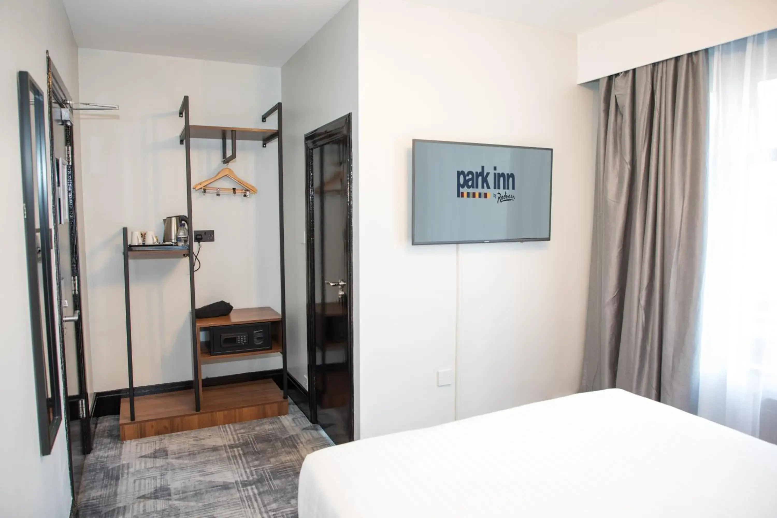 Bedroom, TV/Entertainment Center in Park Inn by Radisson Bournemouth