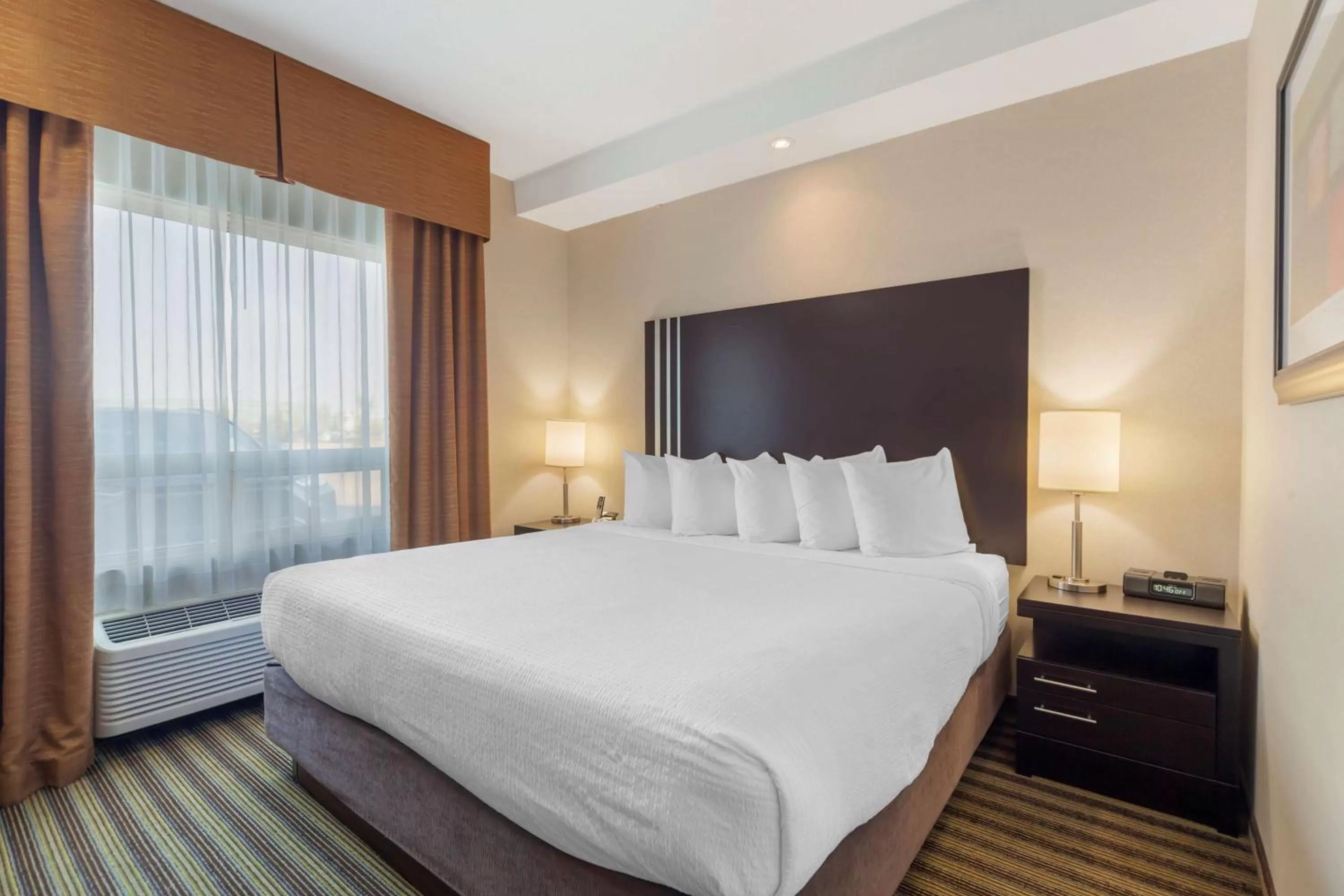 Bedroom, Bed in Best Western Plus Sherwood Park Inn & Suites