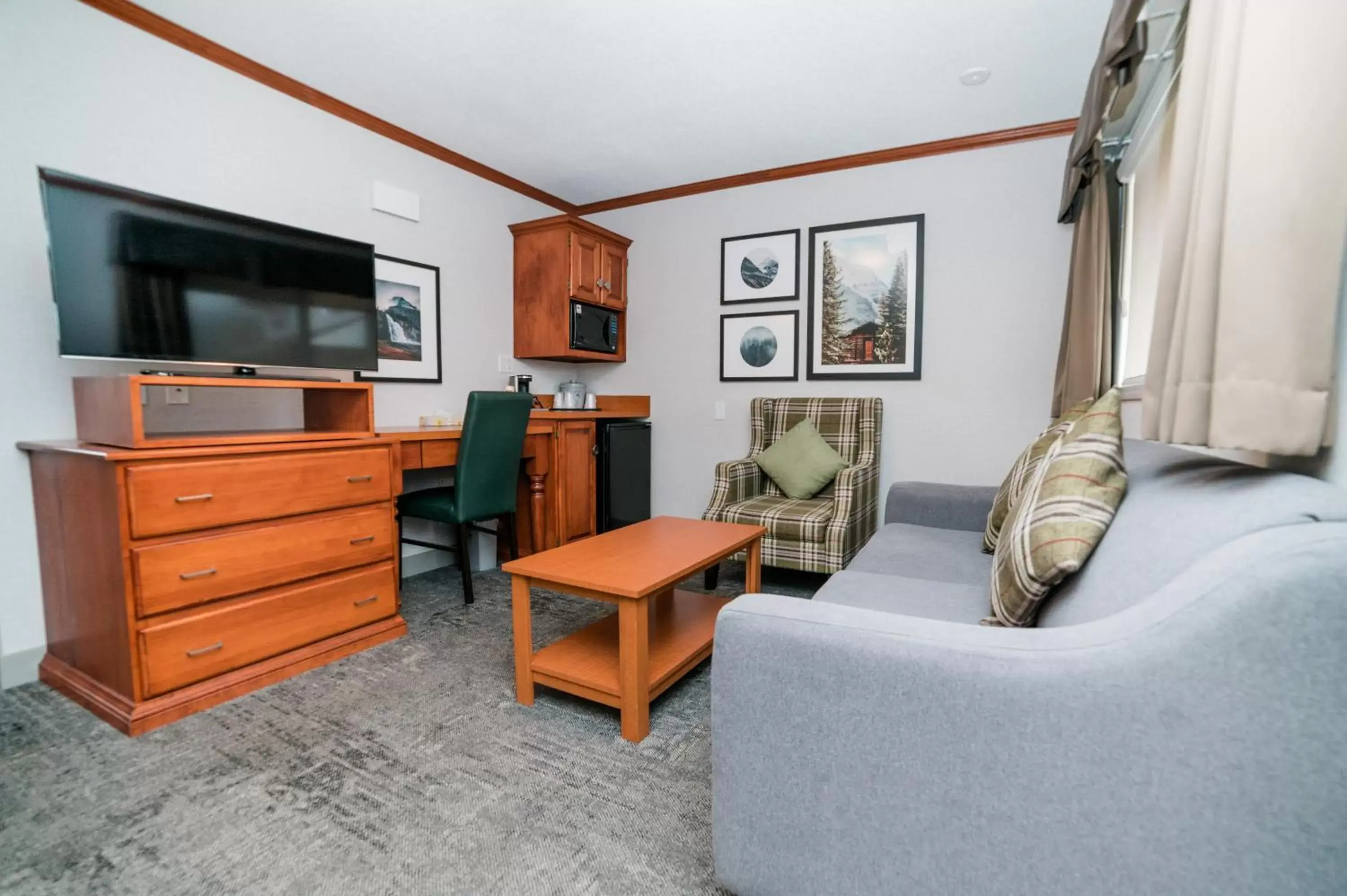 Living room, Seating Area in Mount Robson Inn