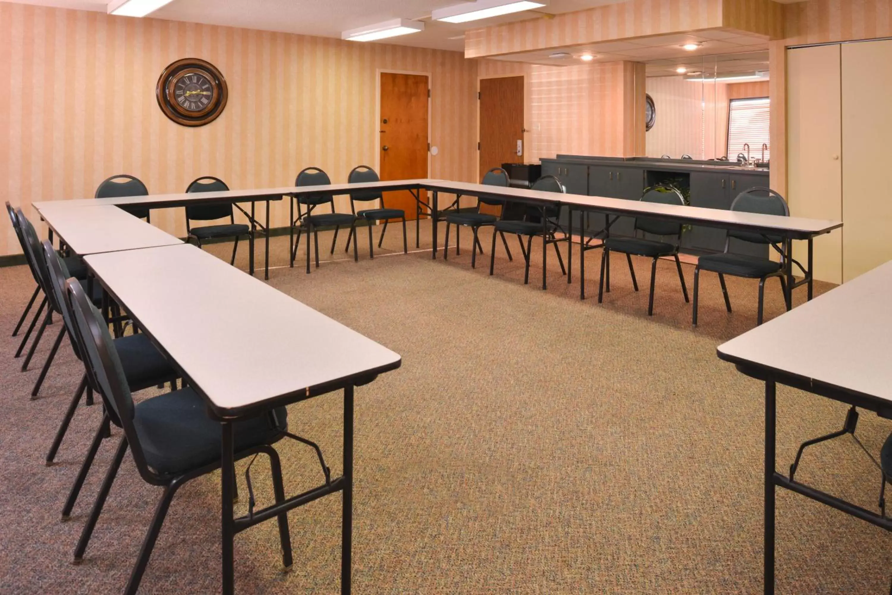 Meeting/conference room in New Victorian Inn & Suites Omaha