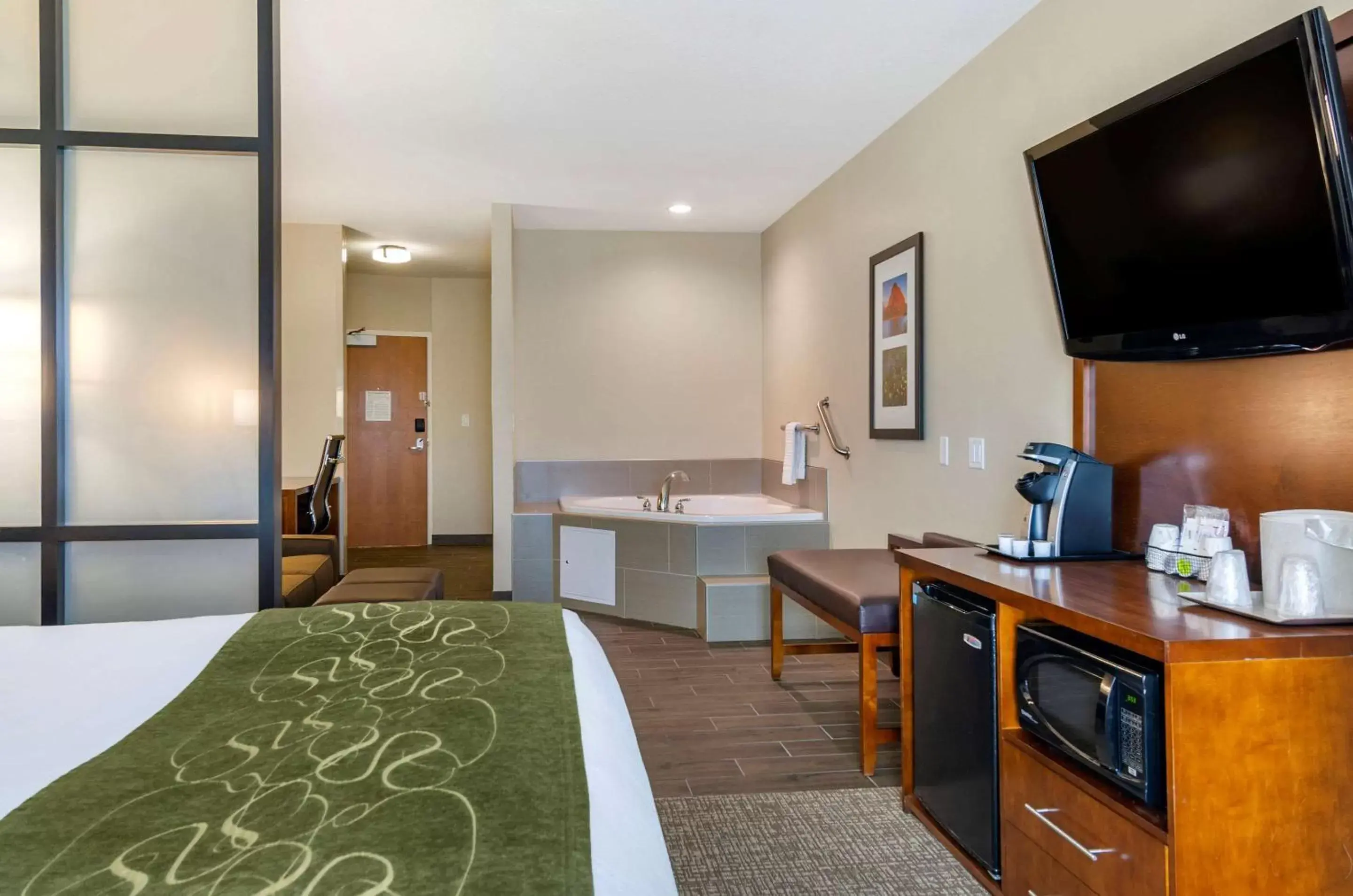 Hot Tub, TV/Entertainment Center in Comfort Suites Helena Airport