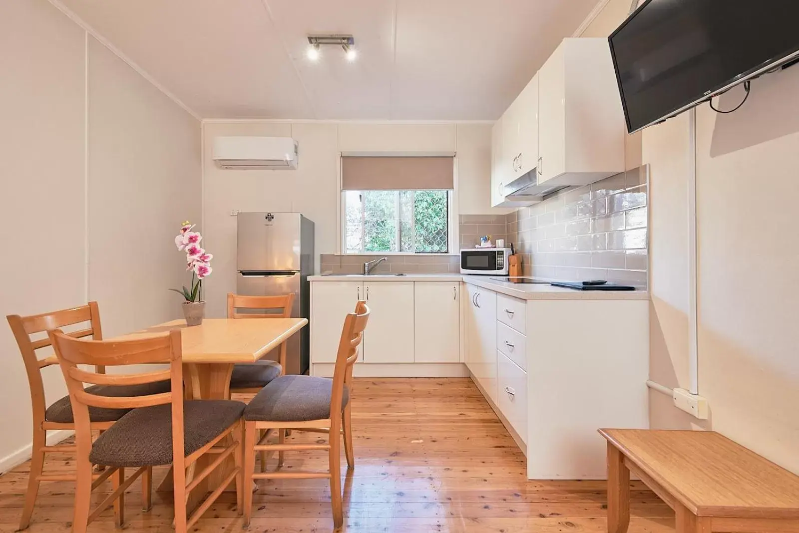 View (from property/room), Kitchen/Kitchenette in Ruthven Street Motor Inn