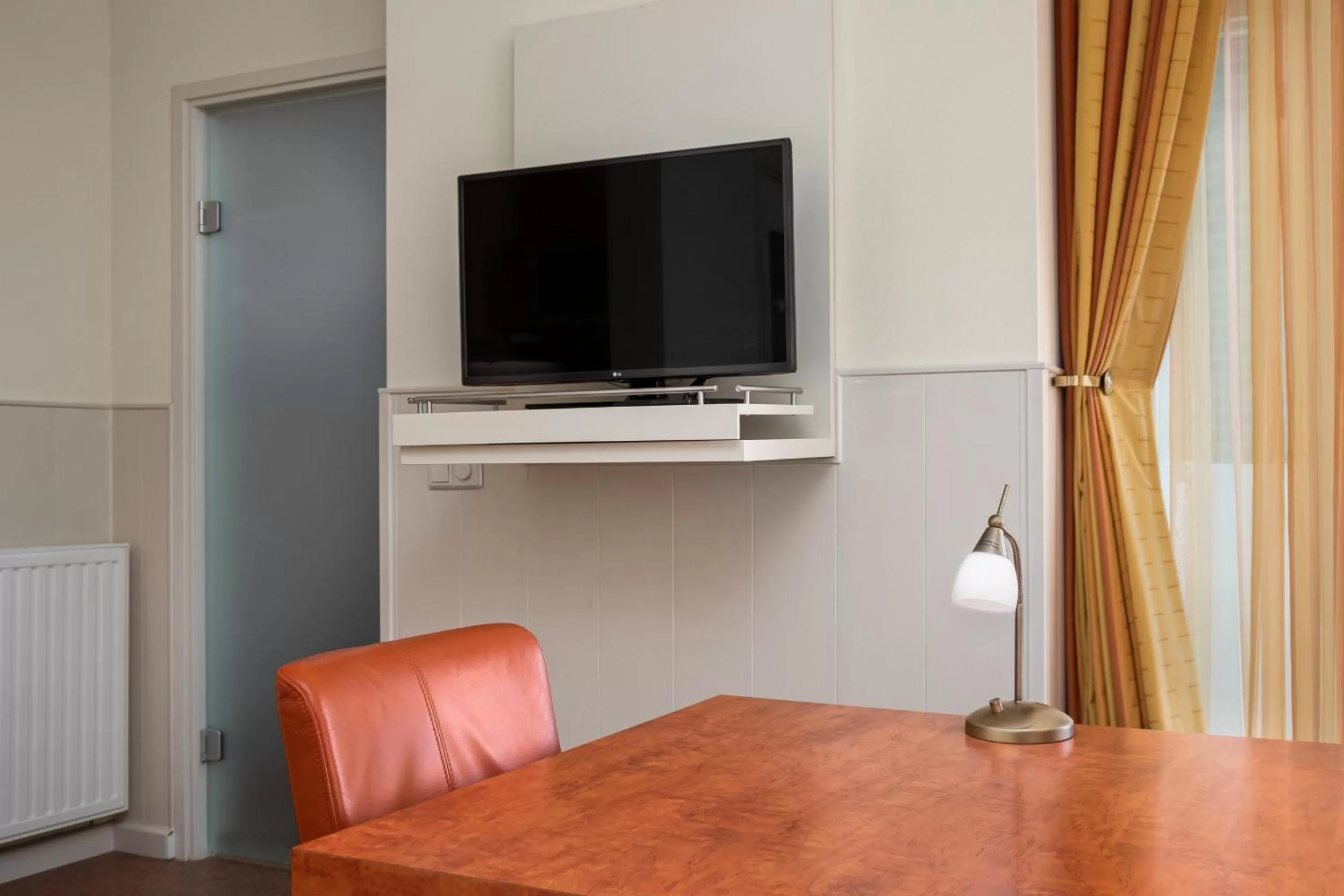 TV and multimedia, TV/Entertainment Center in Hotel ter Duyn